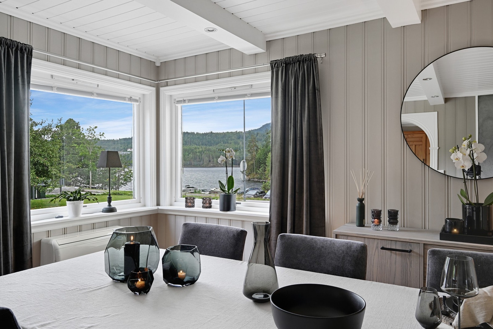 Vinduer på sør og vestvegg gir naturlig lys, samt en fin utsikt under middagen. Galleribilde