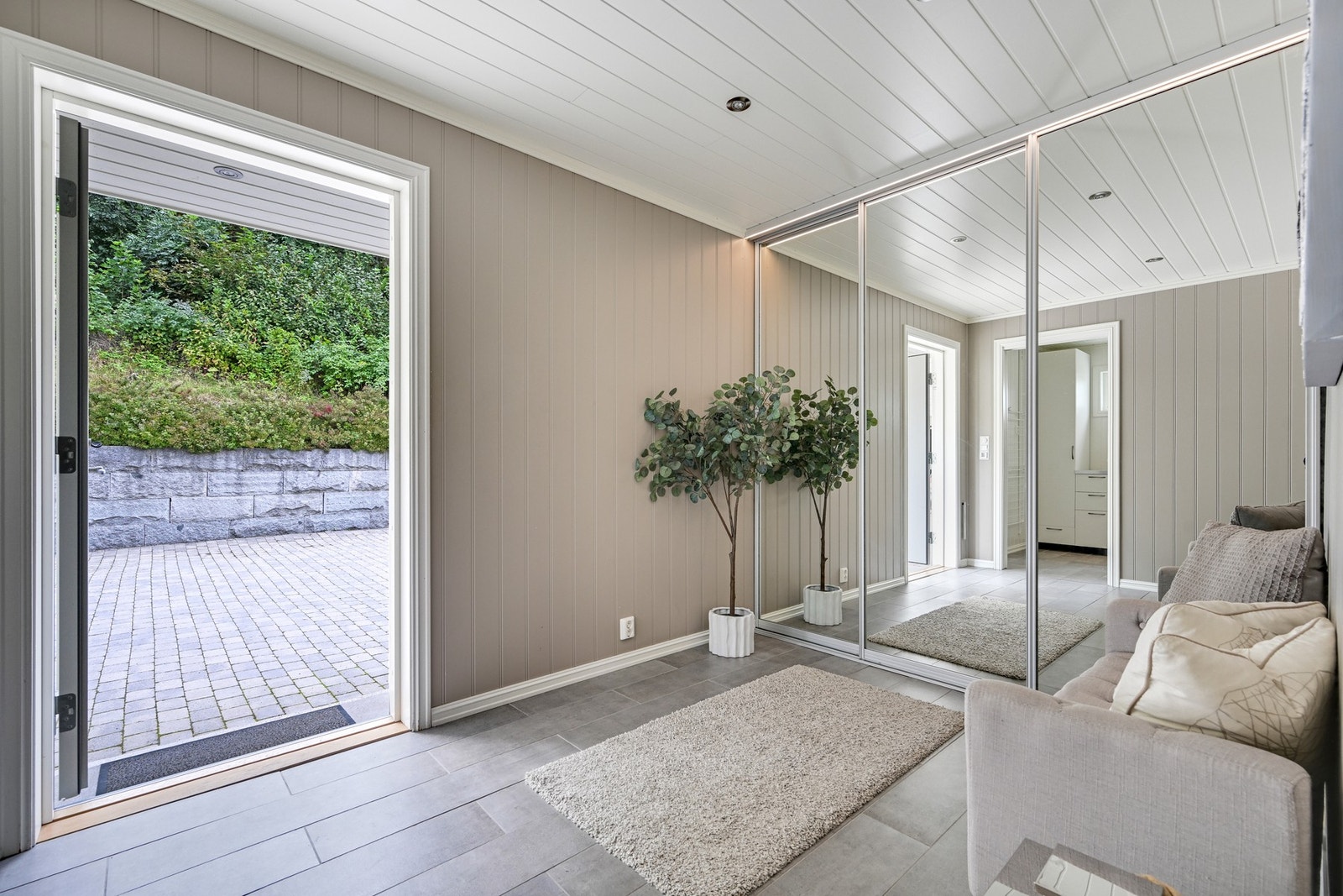 Vindfanget er av god størrelse. Dette ble bygget i 2016 og da ble en god garderobe vektlagt. Dermed ble det satt inn en skyvedørsgarderobe med strømuttak. Galleribilde