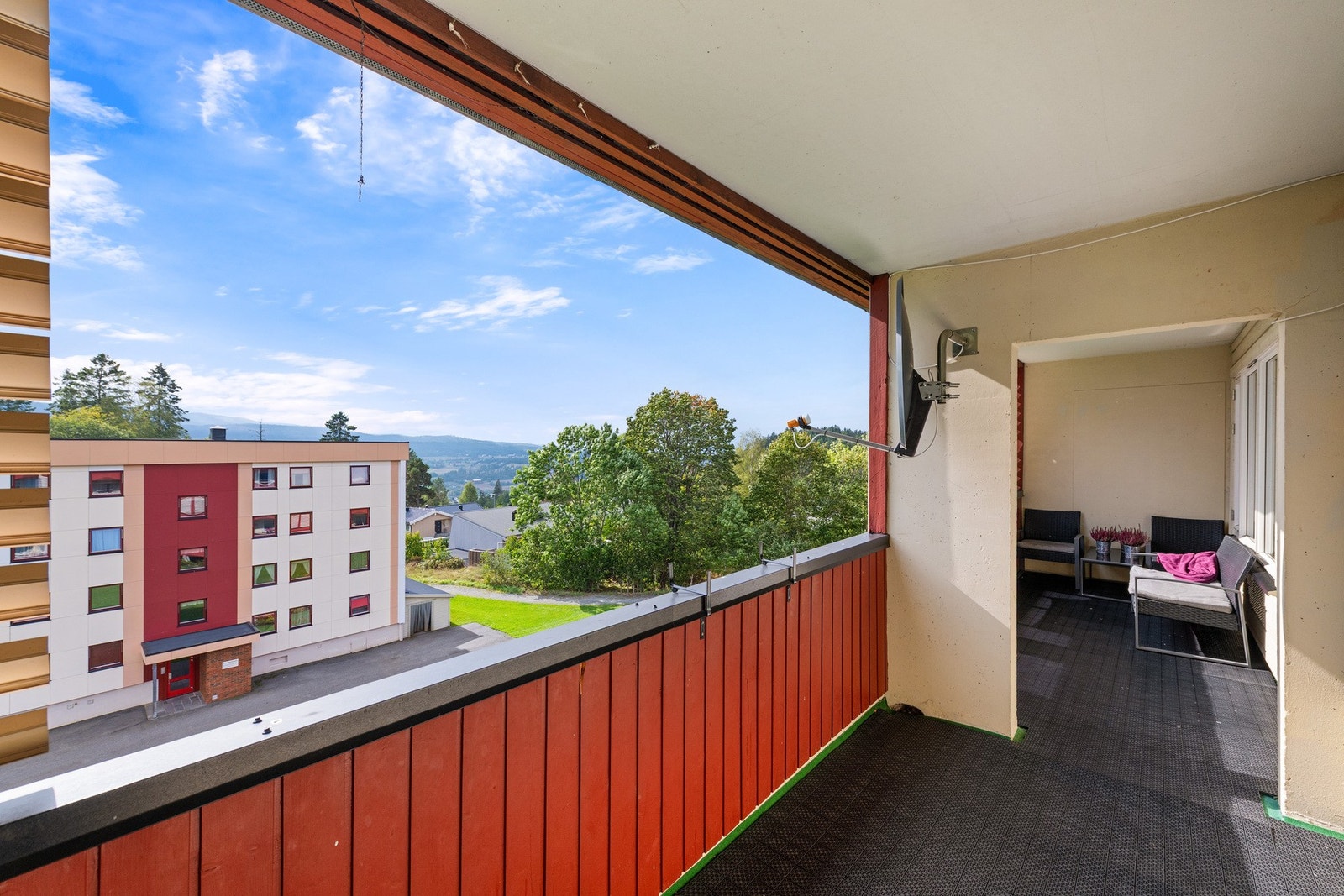 Balkongen fremstår som et privat uterom med fine rammer for alt fra morgenkaffe til hyggelige kvelder. Galleribilde