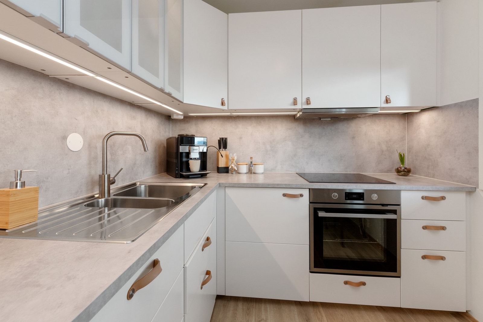 Løsningen er både praktisk og stilfull, med god arbeidsflyt for daglig matlaging. Galleribilde