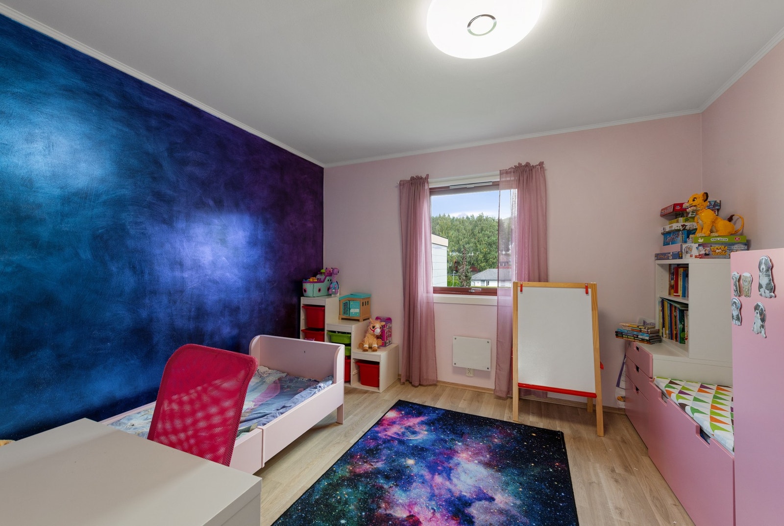 Leiligheten har to soverom, begge med gode møbleringsmuligheter og naturlig lysinnslipp. Galleribilde