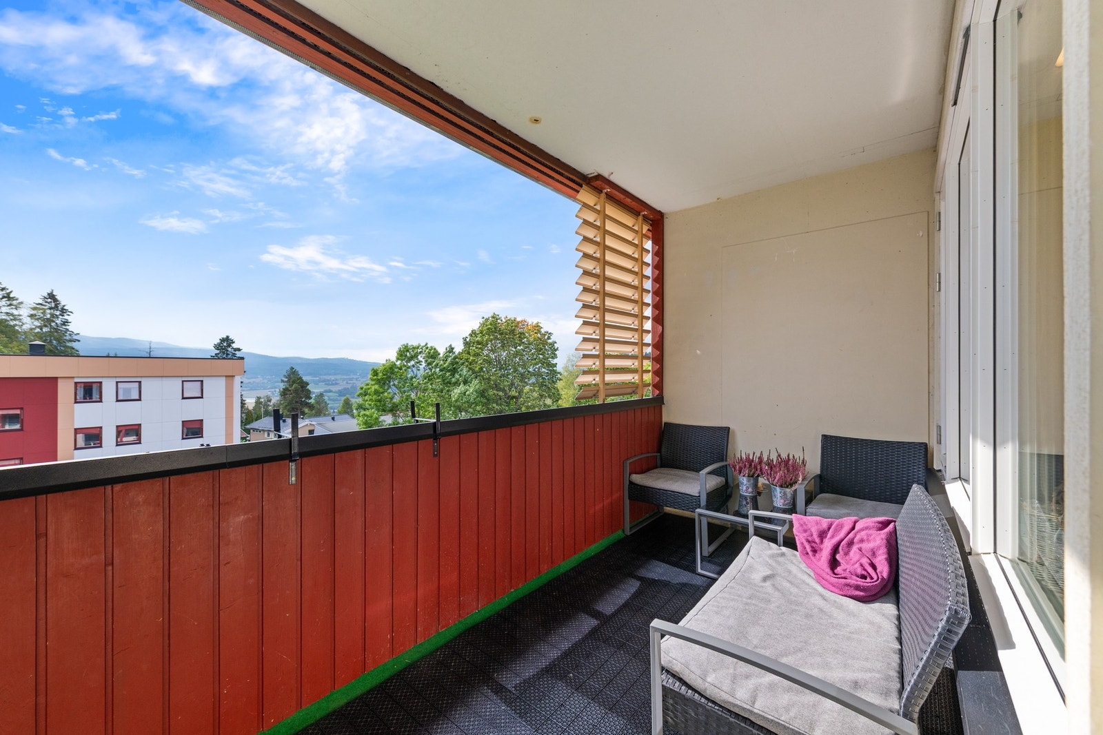 Balkongen blir en forlengelse av stuen på varme sommerdager slik at det er enkelt å flytte selskapet utendørs. Galleribilde