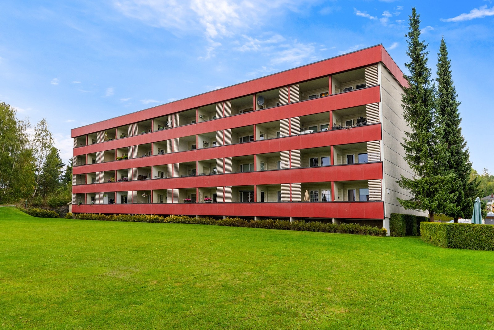 Leiligheten har sentral beliggenhet på Hovjordet, med nærhet til lekeplasser, turområder, marka, dagligvare og populære Årbogen med badestrand og sandvolleyballbane. Galleribilde