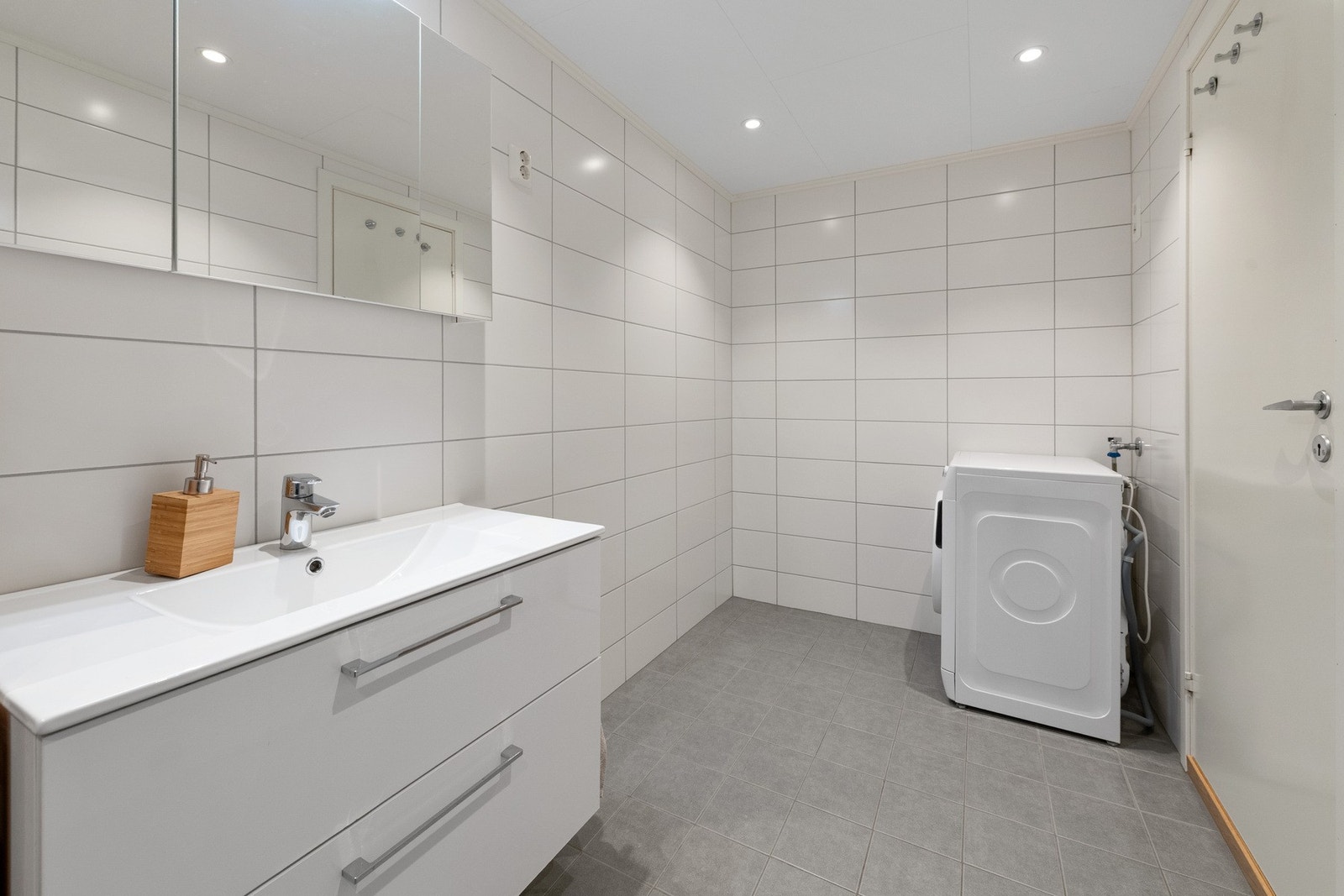 Dette gir deg tilstrekkelig lagringsplass for toalettsaker og gir deg god belysning for dine daglige rutiner. Opplegg for vaskemaskin. Galleribilde