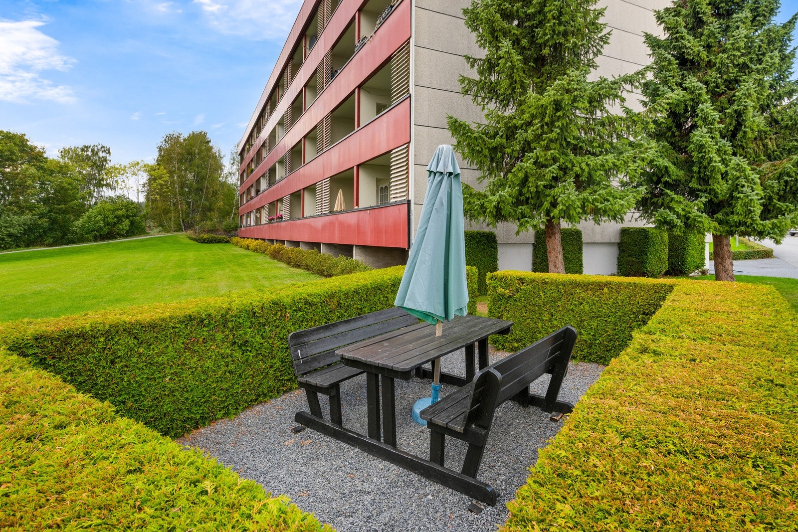 Her bor du skjermet fra trafikk og støy, samtidig som daglige ærend enkelt kan gjøres i nærområdet. Galleribilde