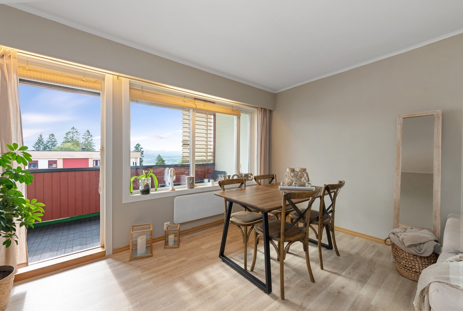 Fra stuen er det utgang til en sørvendt, overbygd balkong på ca. 15 m² Galleribilde