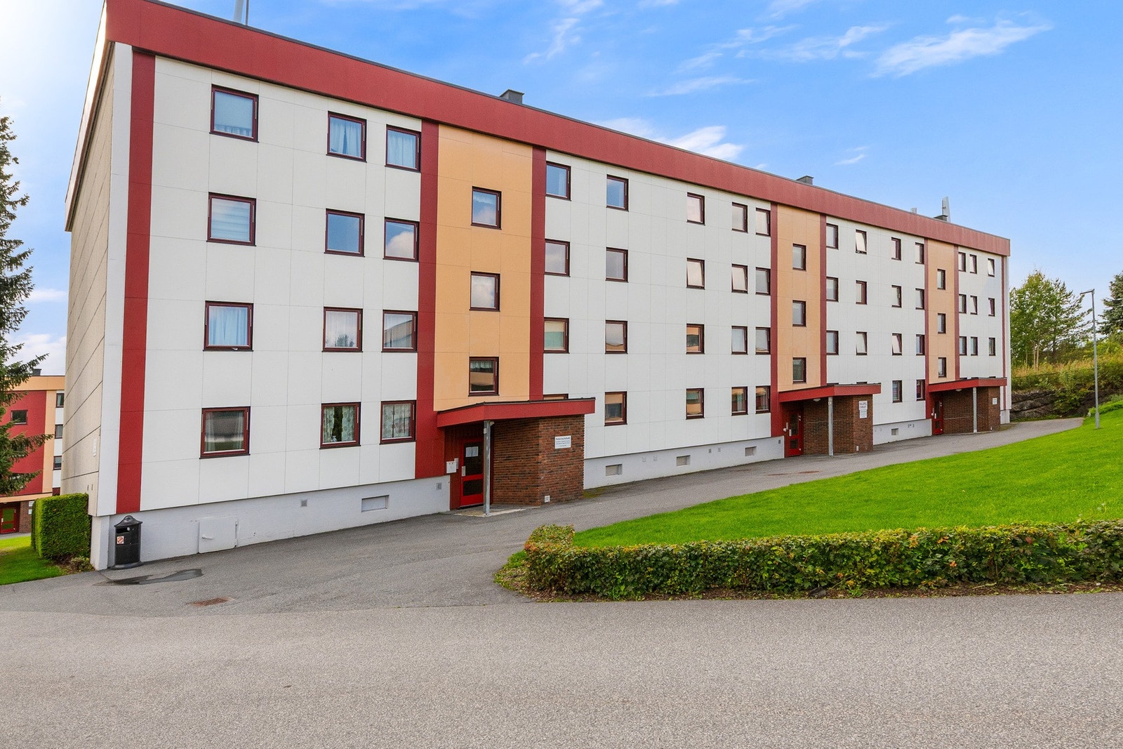 Boligen ligger på Hovjordet i Krokstadelva - et rolig og etablert boligområde som kombinerer grønne omgivelser med nærhet til servicetilbud. Galleribilde