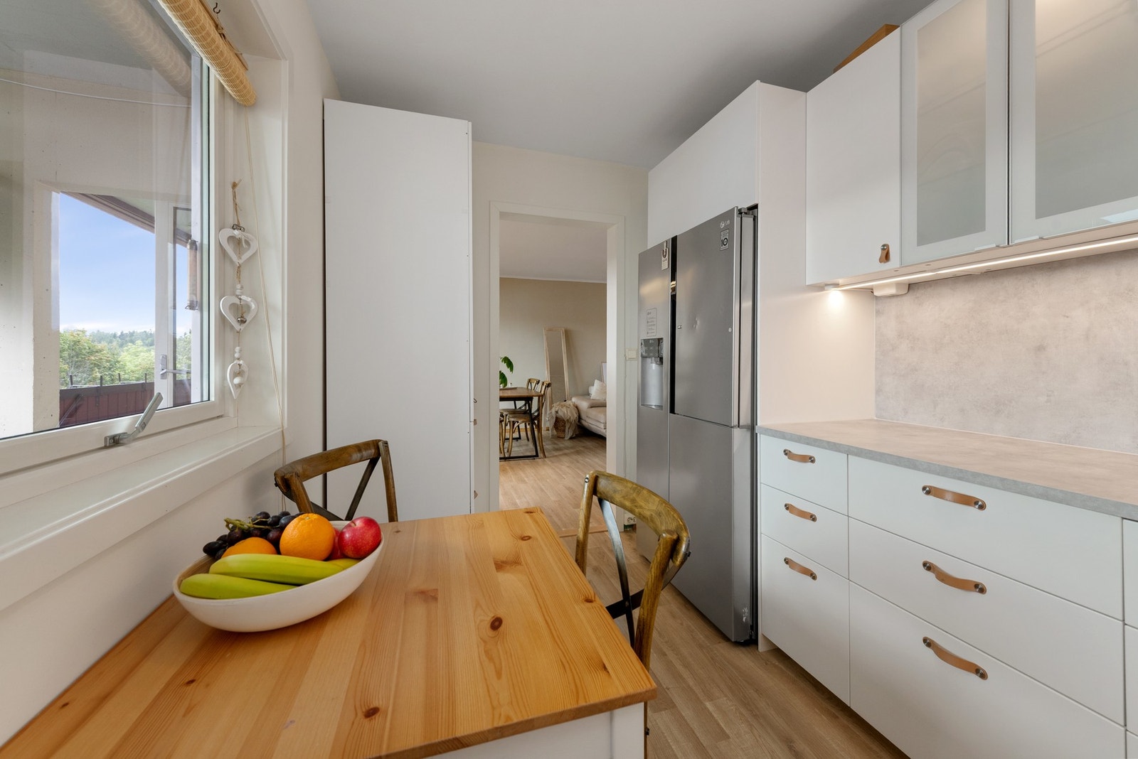 Rommet har god skap- og benkeplass for å tilberede måltider til hele familien og eventuelle gjester som kommer på besøk. Galleribilde