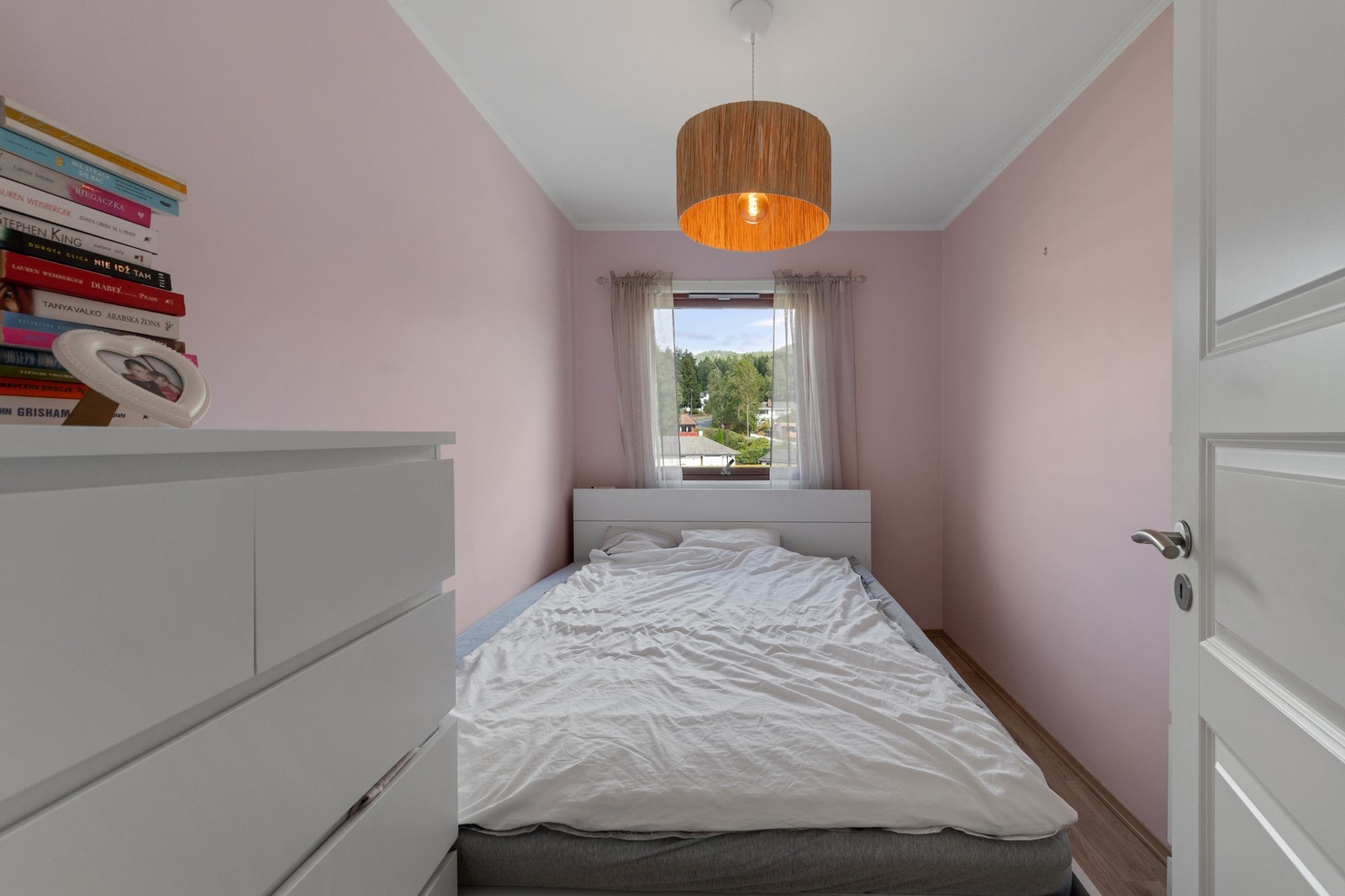 Det andre soverommet passer fint som barnerom eller gjesterom. Galleribilde