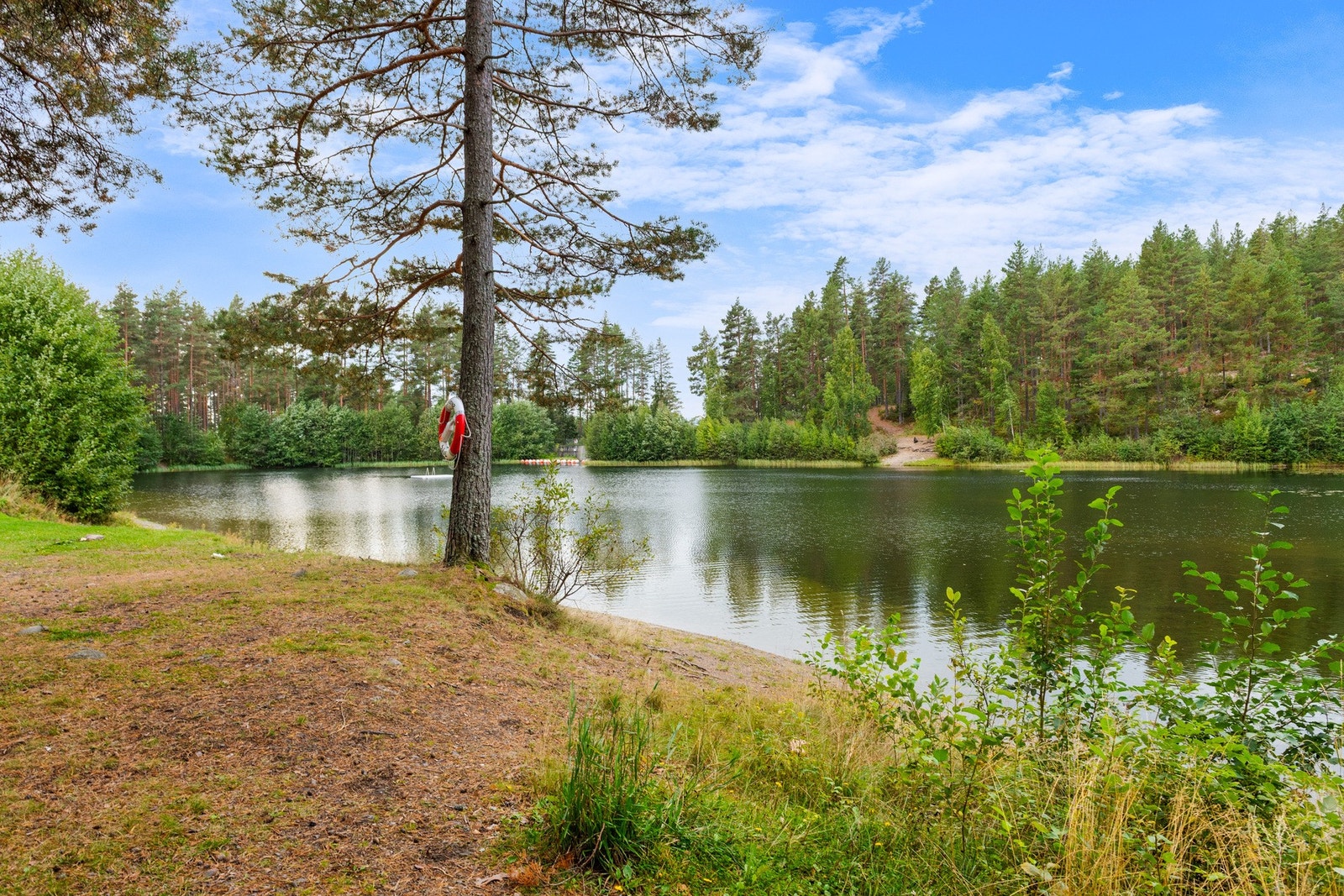 Videre har man kort vei til marka og Finnemarka, med flotte sykkel- og turstier, fiskevann og milevis med skiløyper vinterstid. Galleribilde