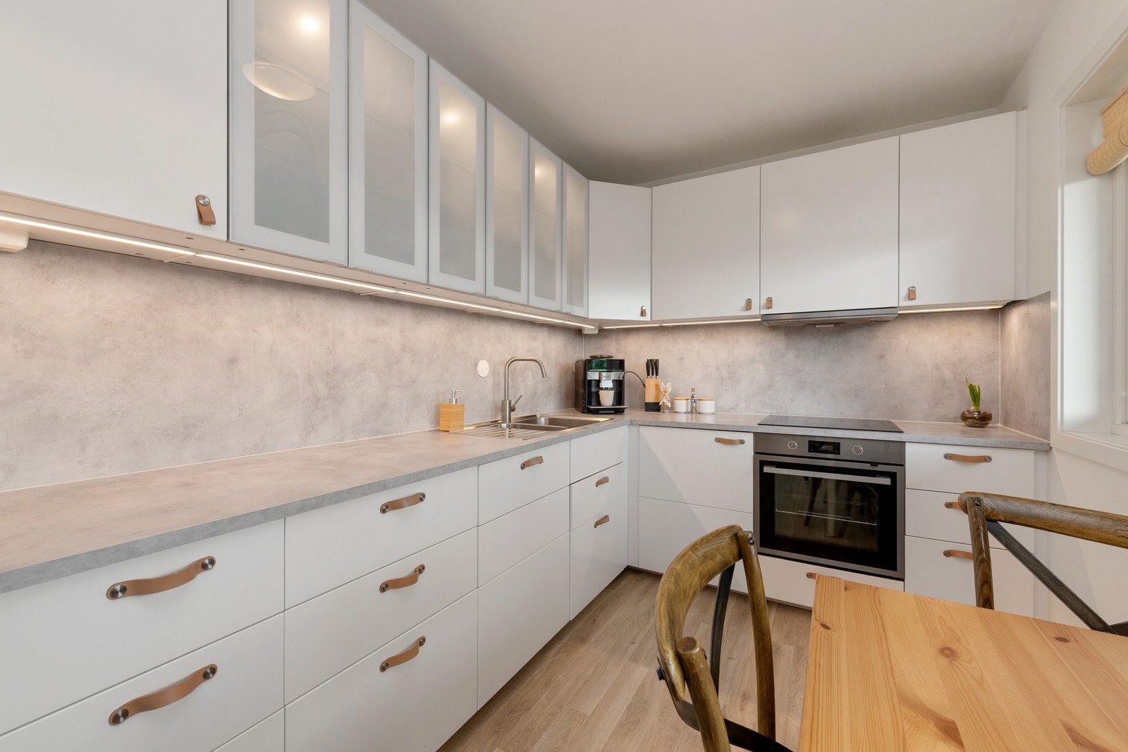 Integrerte hvitevarer som stekeovn, platetopp og oppvaskmaskin, samt avsatt plass til frittstående kjøleskap med fryser. Galleribilde