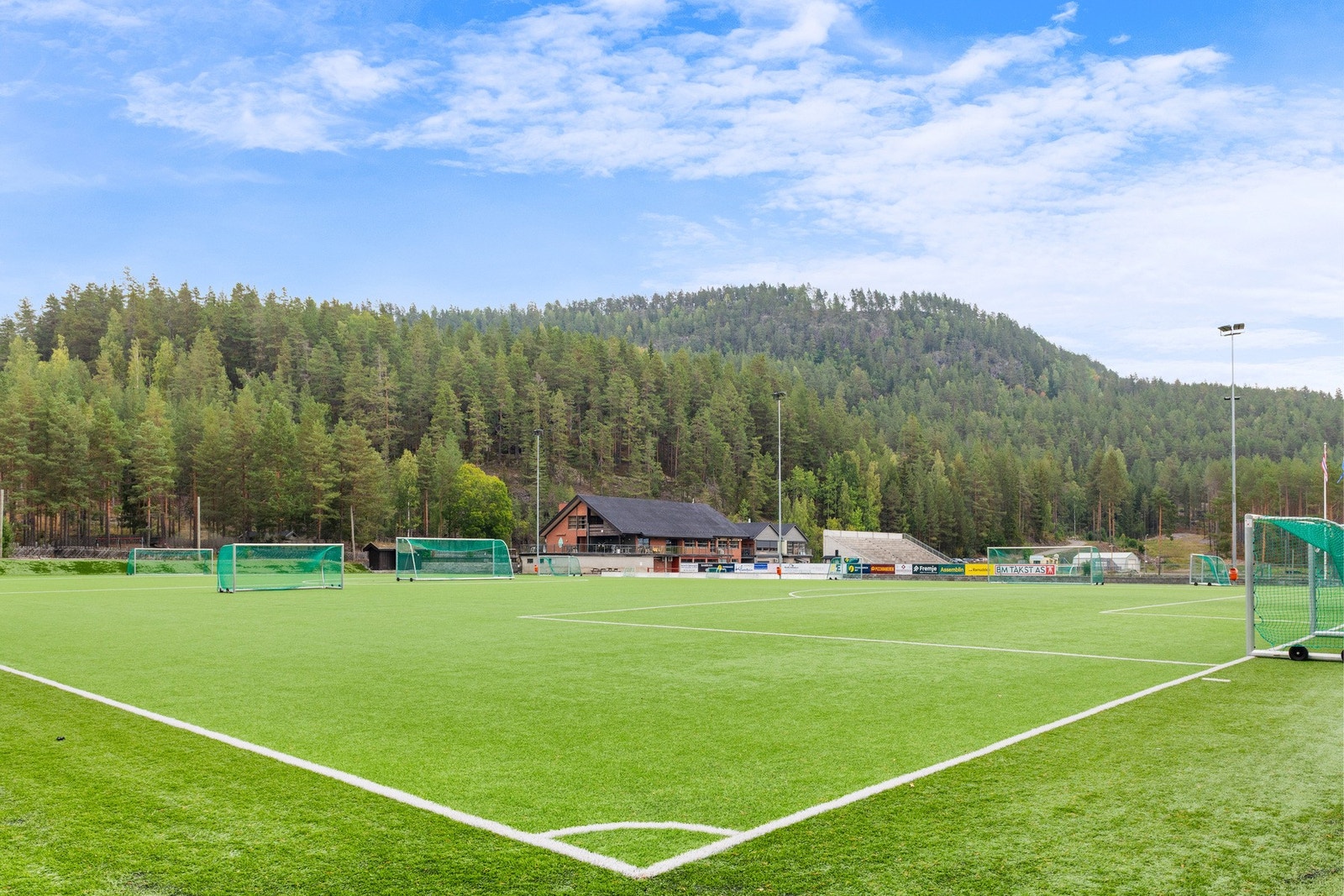 Området byr på mange muligheter for aktivitet og rekreasjon. Årbogen idrettspark med kunstgressbaner, tennisbaner, idrettshall og svømmehall ligger kun ca. 700 meter unna. Galleribilde