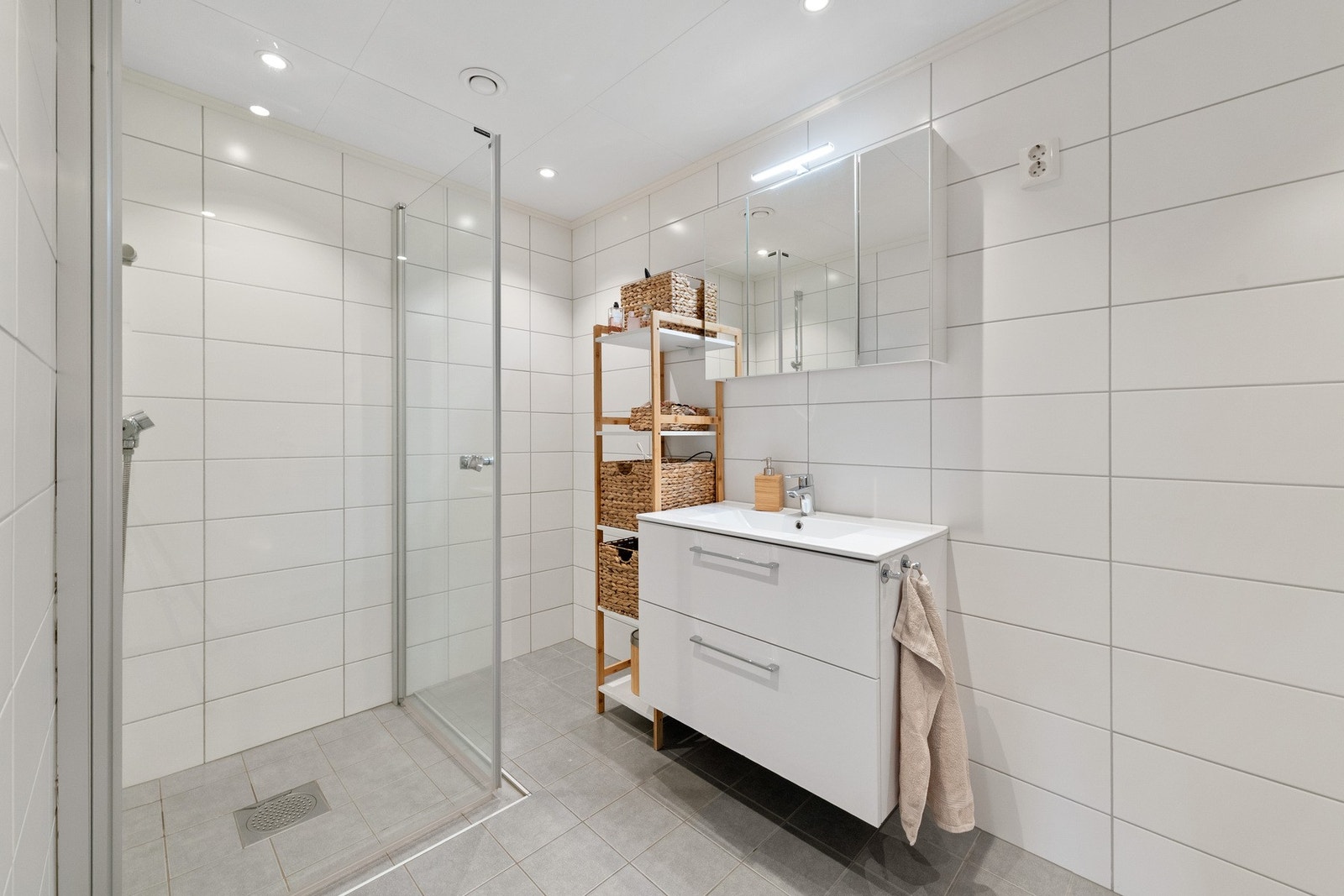 Baderom med flislagte overflater, behagelig gulvvarme og stilfull innredning. Galleribilde