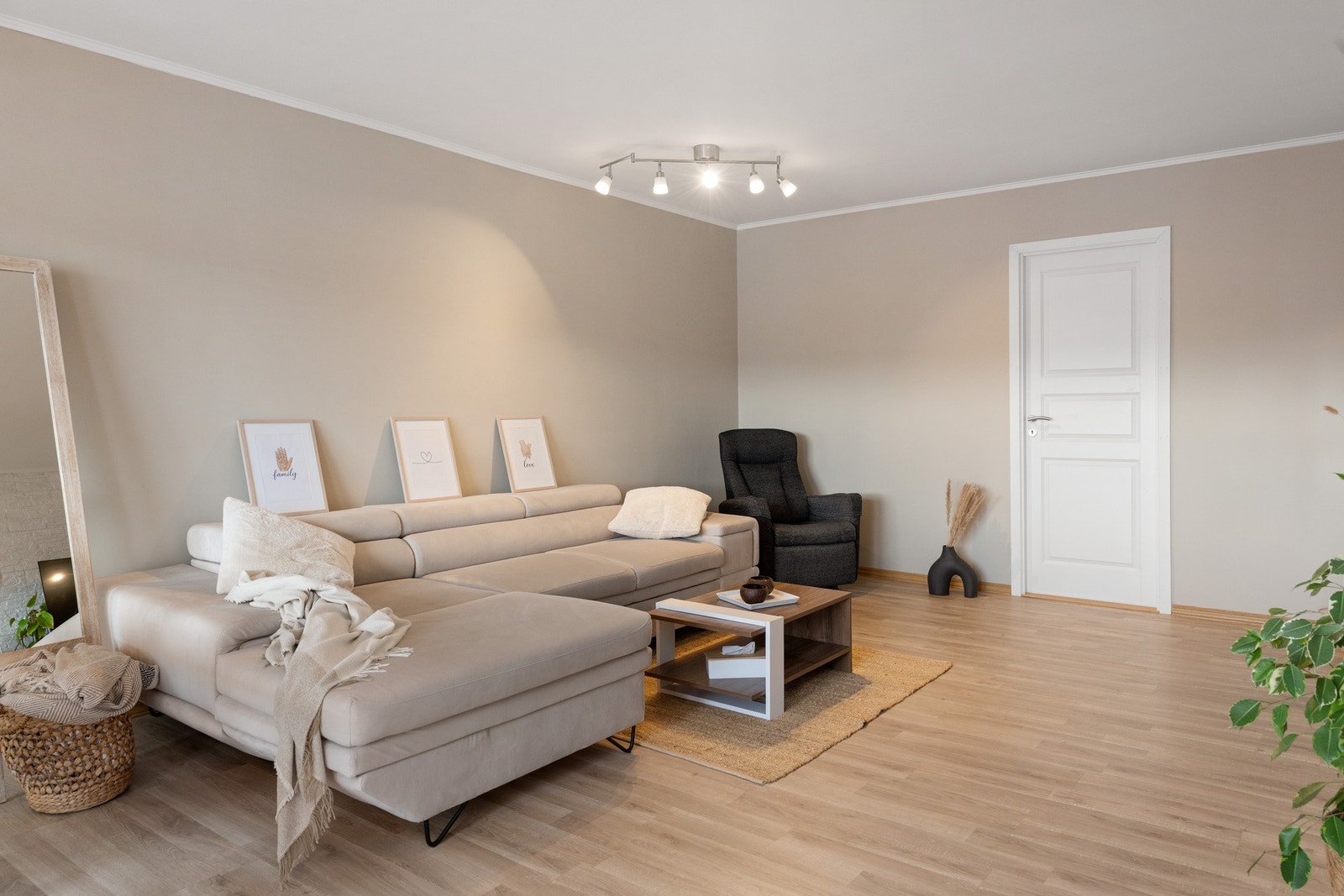 Leiligheten fremstår som lys og gjennomtenkt, med en praktisk planløsning og oppgraderte overflater som gir et helhetlig og moderne uttrykk. Galleribilde