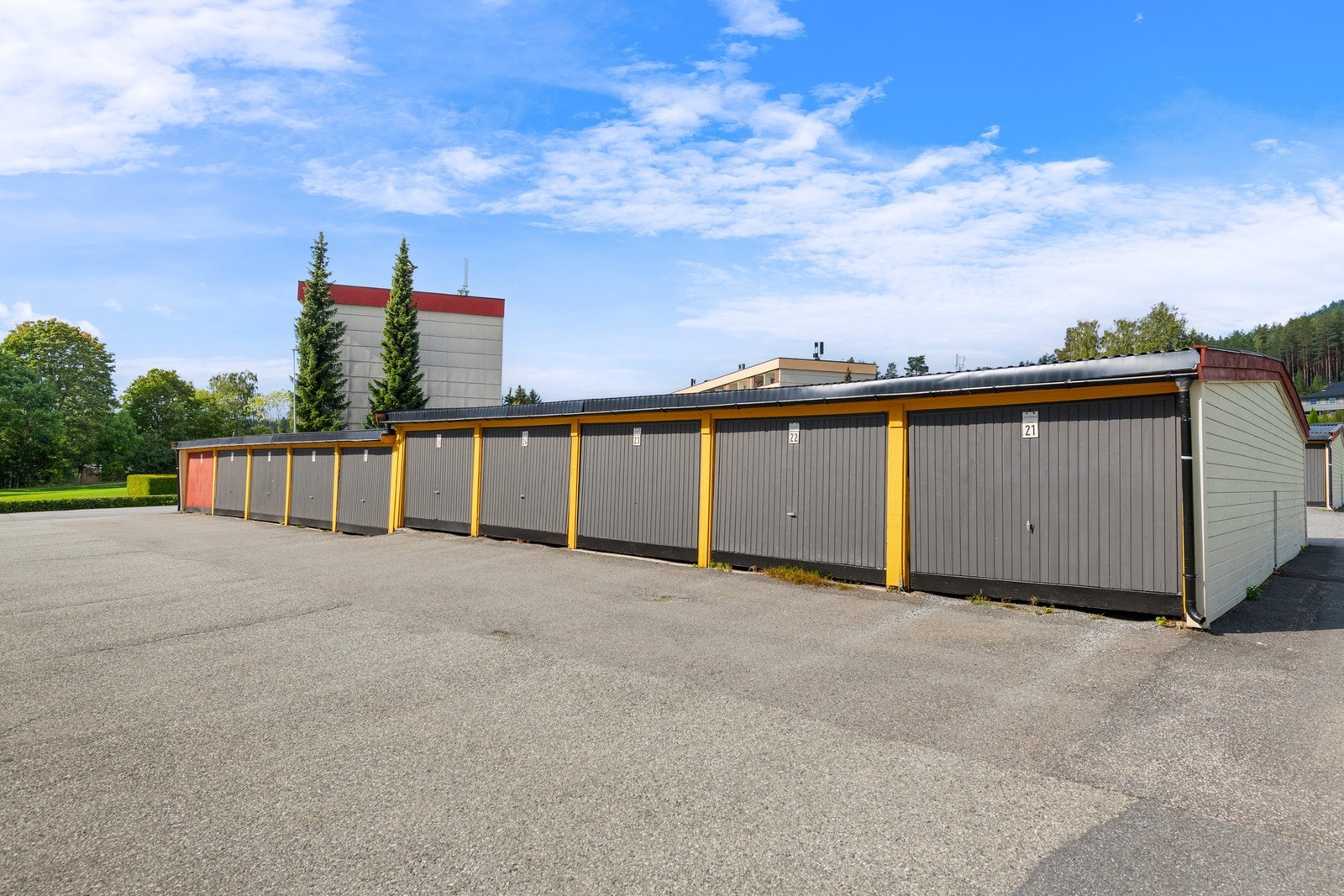 Biloppstillingsplass i felles garasjerekke klargjort for lading av elbil.
Alle leiligheter er tildelt 1 fast parkeringsplass med leilighetsnr. Enten ute eller i garasje. Galleribilde