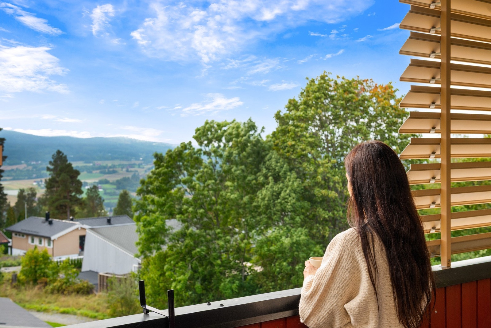 Her får du en oppgradert og lys 3-roms leilighet i 4. etasje med god planløsning og et moderne uttrykk. Galleribilde