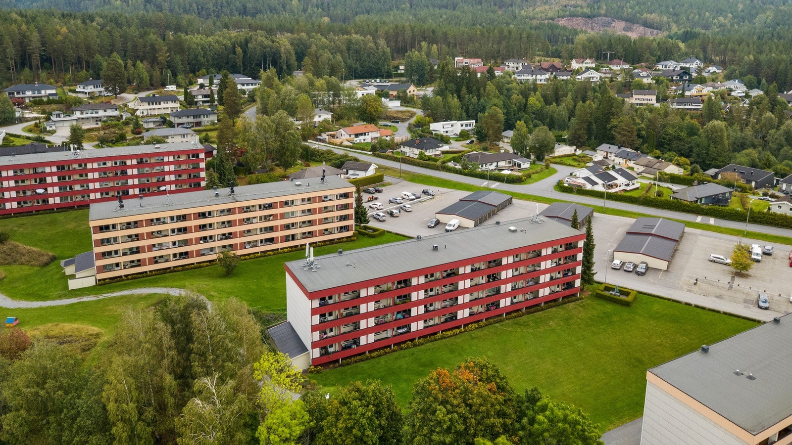 ogforbindelse finnes fra Mjøndalen stasjon, ca. 6 km unna, med hyppige avganger mot både Oslo og Kongsberg. For bilpendlere er det kort vei til E134, som gir enkel adkomst til Drammen sentrum på ca. 20 minutter og Oslo på under en time. Galleribilde
