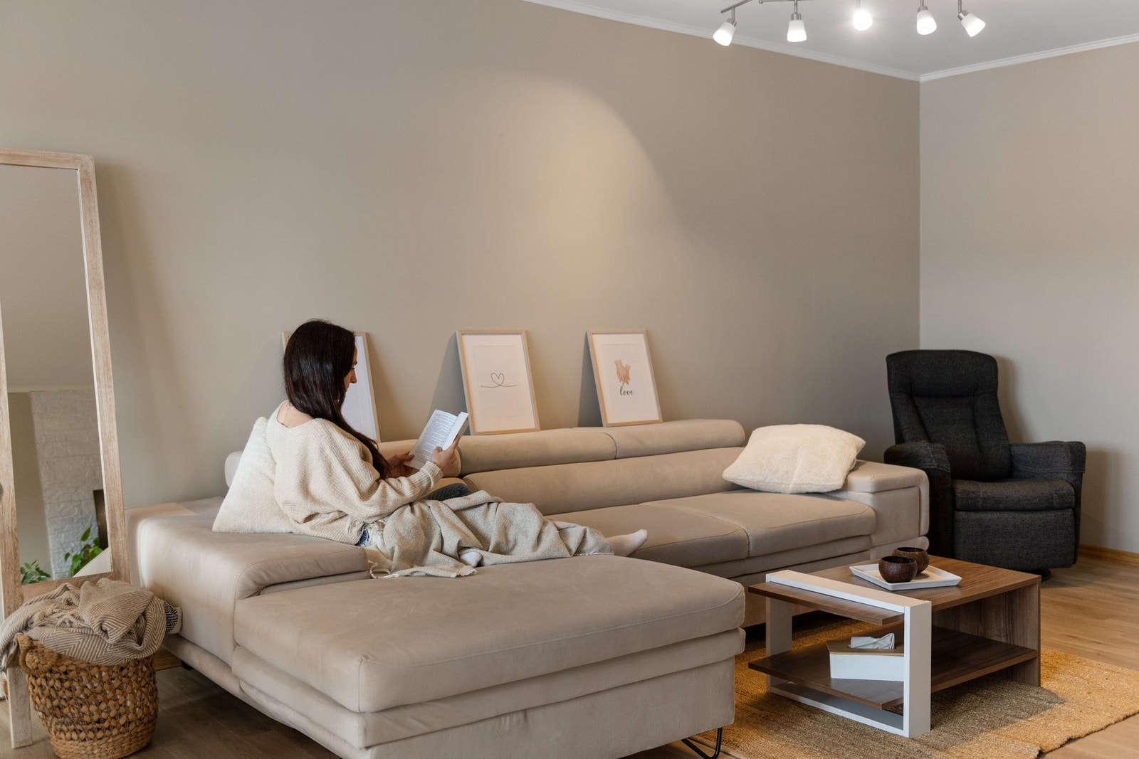 Stuen blir på bakgrunn av sin gode planløsning og utforming et sosialt samlingsted for venner og familie. Galleribilde