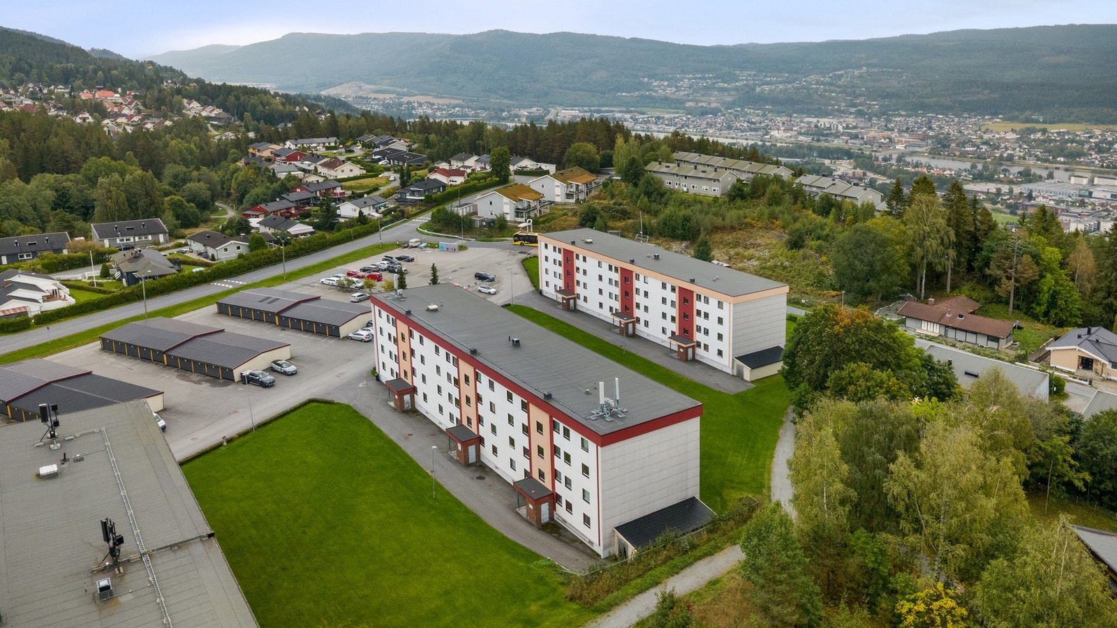 Kollektivtilbudet er godt ivaretatt med bussholdeplass ca. 200 meter fra boligen. Herfra går det flere busslinjer med forbindelser til både Mjøndalen, Drammen og videre til Oslo. Galleribilde