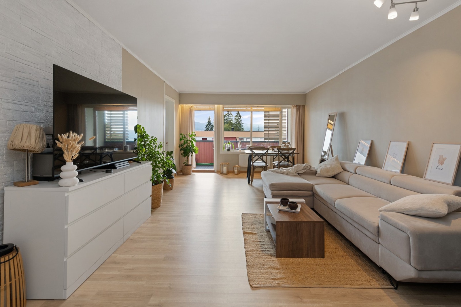 Stuen er et lyst og luftig rom takket være store vindusflater som fyller rommet rikelig med daglys. Galleribilde