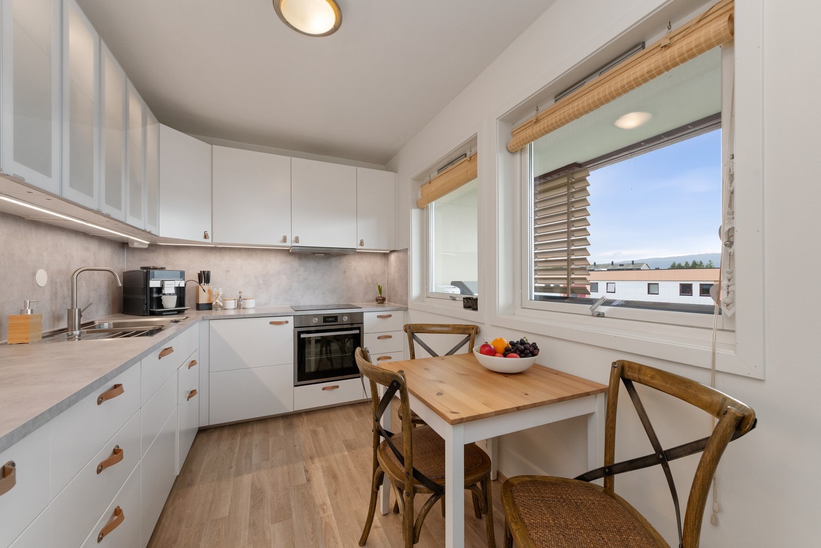 Kjøkkenet ble modernisert i 2021 og har et tidløst uttrykk med glatte fronter, laminert benkeplate og god skapplass. Galleribilde