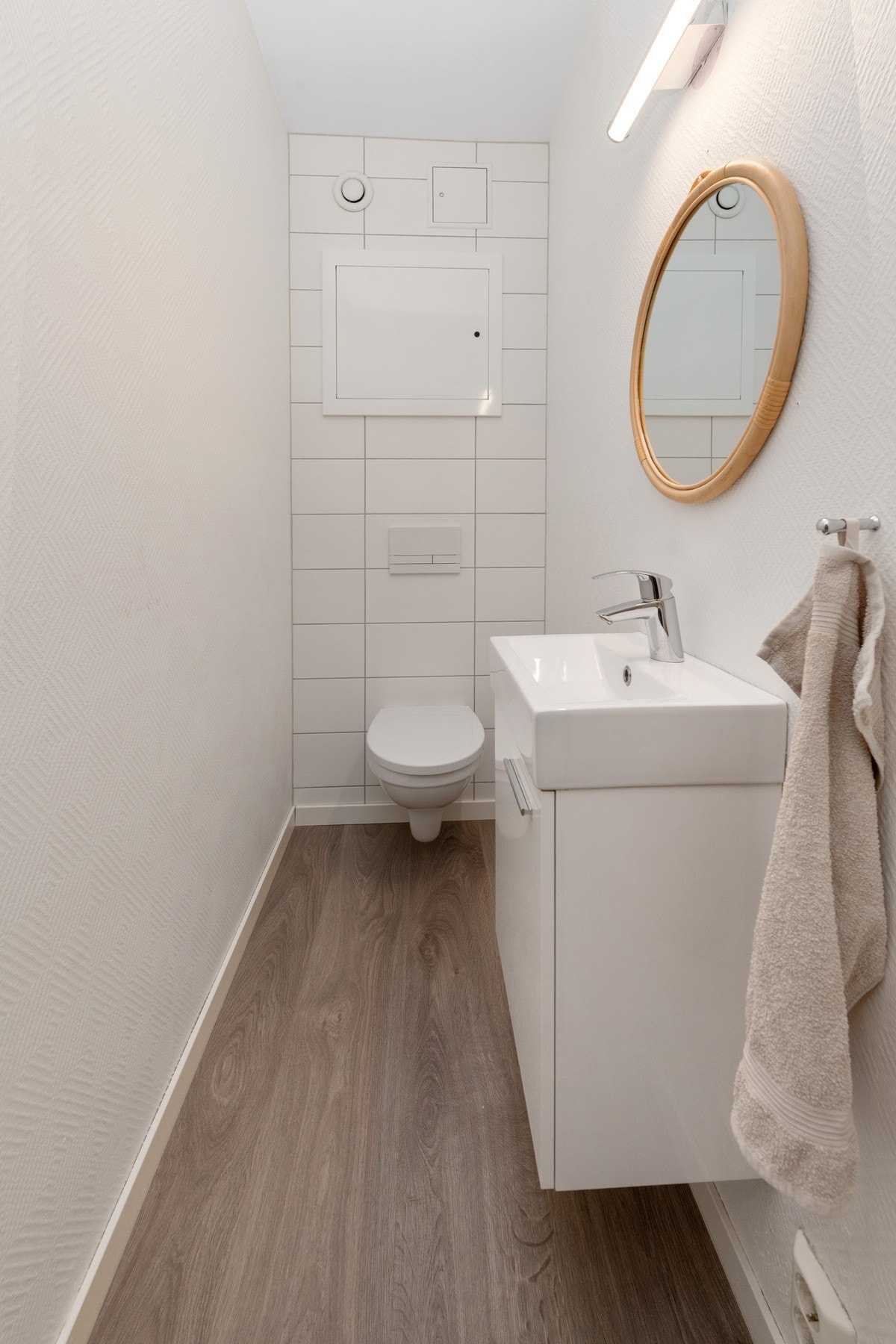 I tillegg finnes et separat toalettrom med servant og vegghengt toalett - en praktisk løsning i hverdagen. Galleribilde