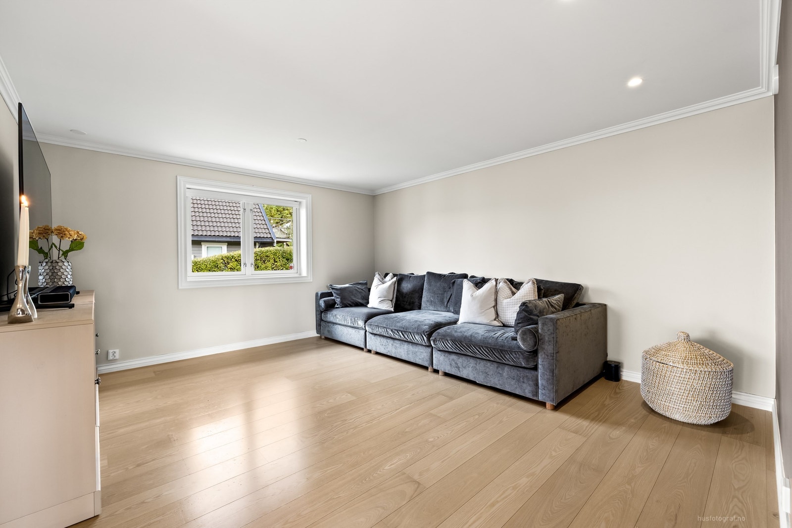 Tv-stue med parkett på gulv, malte vegger og malt himling Galleribilde