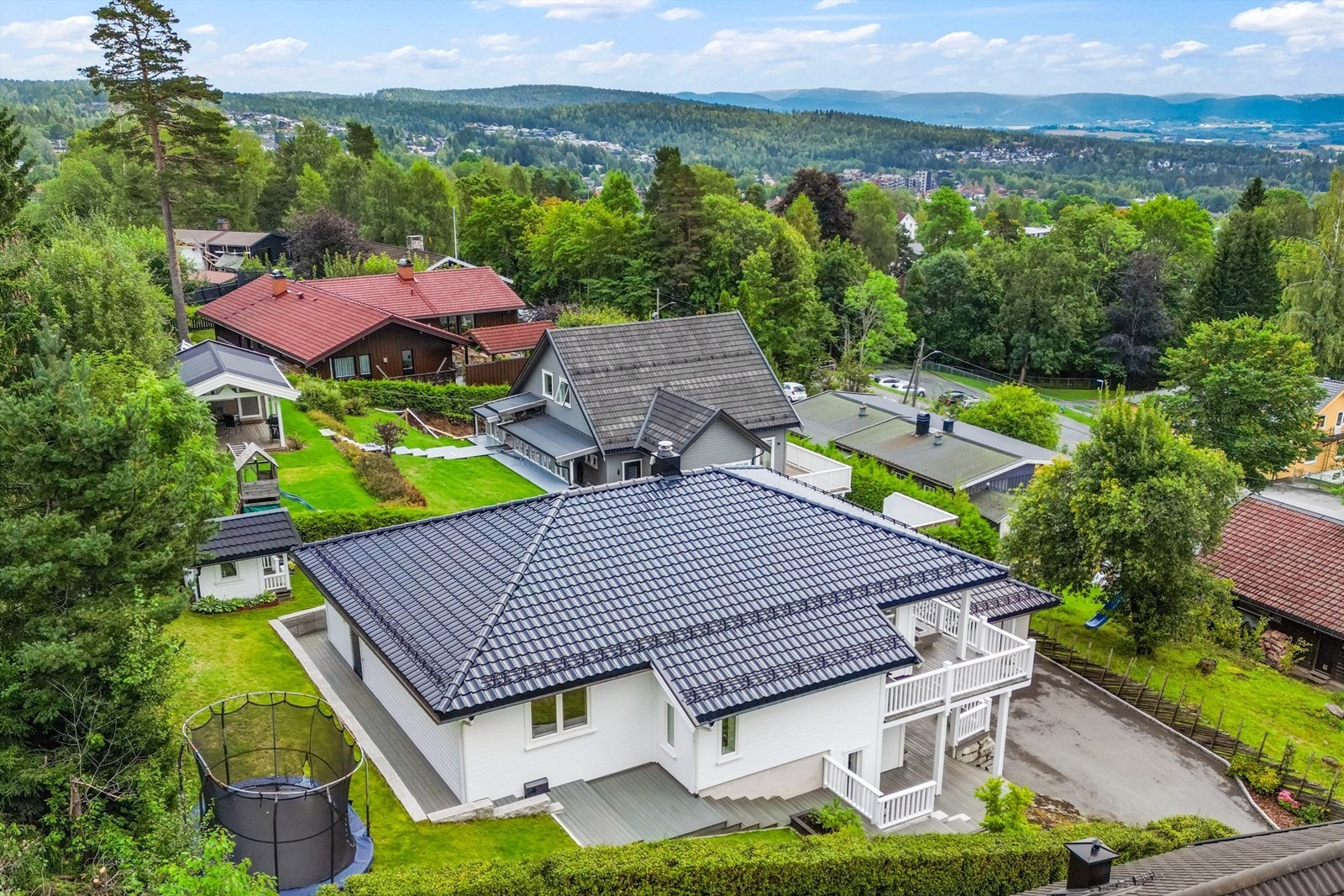Moderne og velholdt familiebolig med en innholdsrik planløsning Galleribilde