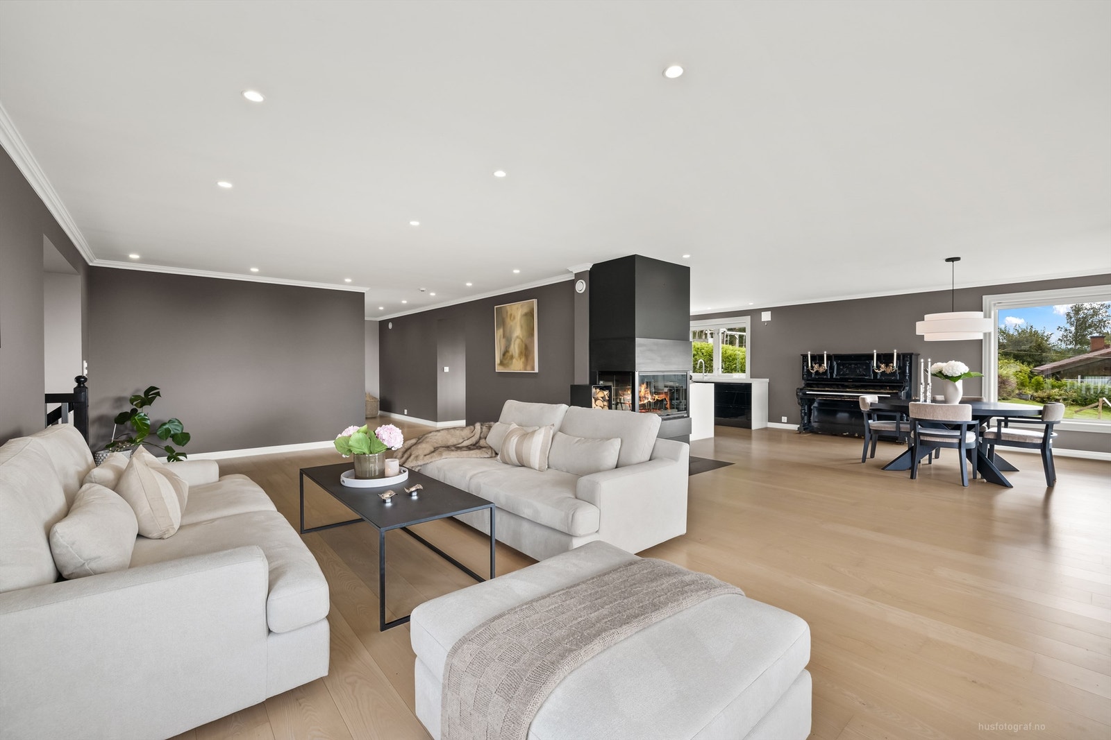 Romslig og luftig stue med god plass til flere sosiale soner Galleribilde