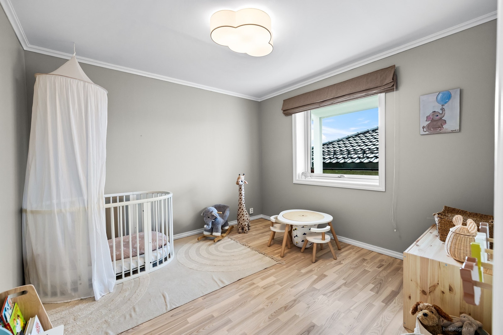 Soverom 3 med parkett på gulv, malte vegger og malt himling Galleribilde