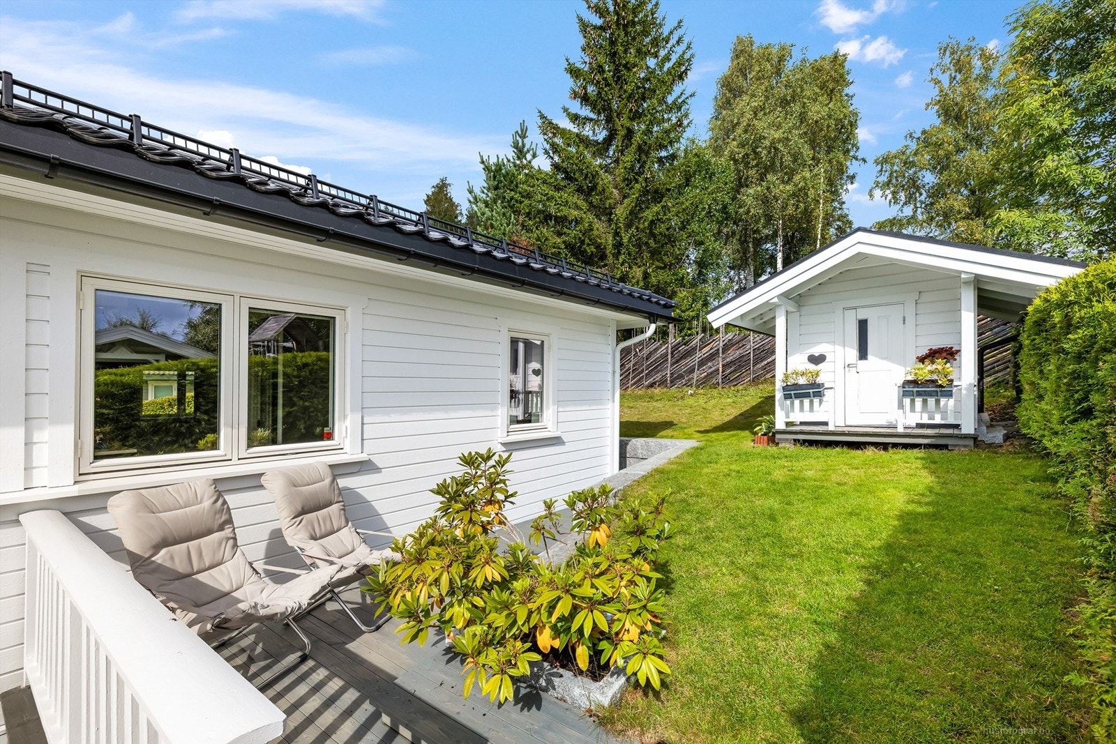 Frittstående bod/dukkestue i hagen Galleribilde