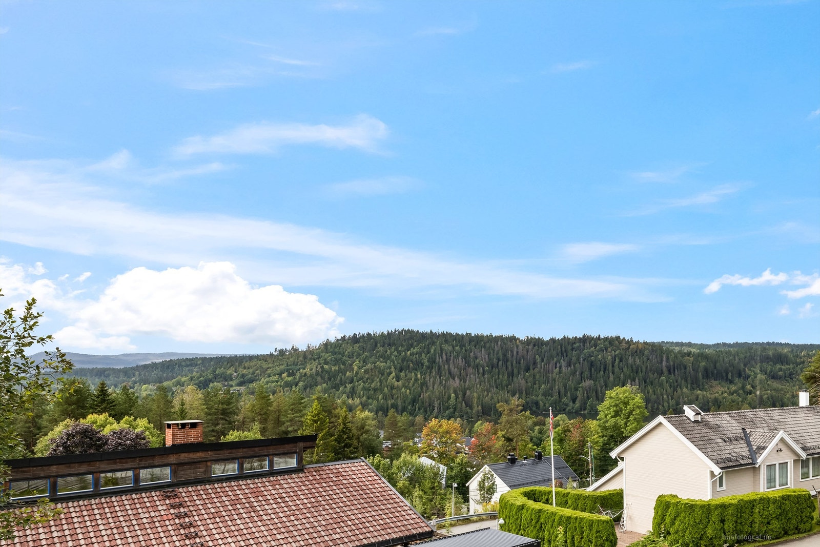 Verandaen har fin utsikt mot Sande og Stordammen fra høyden Galleribilde