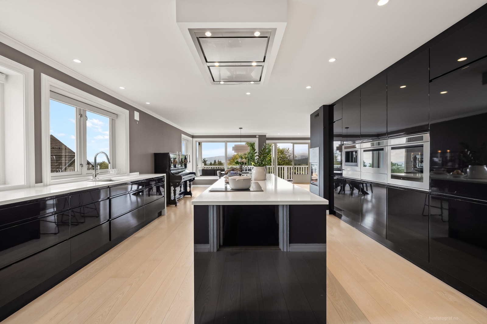 Elegant Sentima kjøkkeninnredning i høyglans Galleribilde