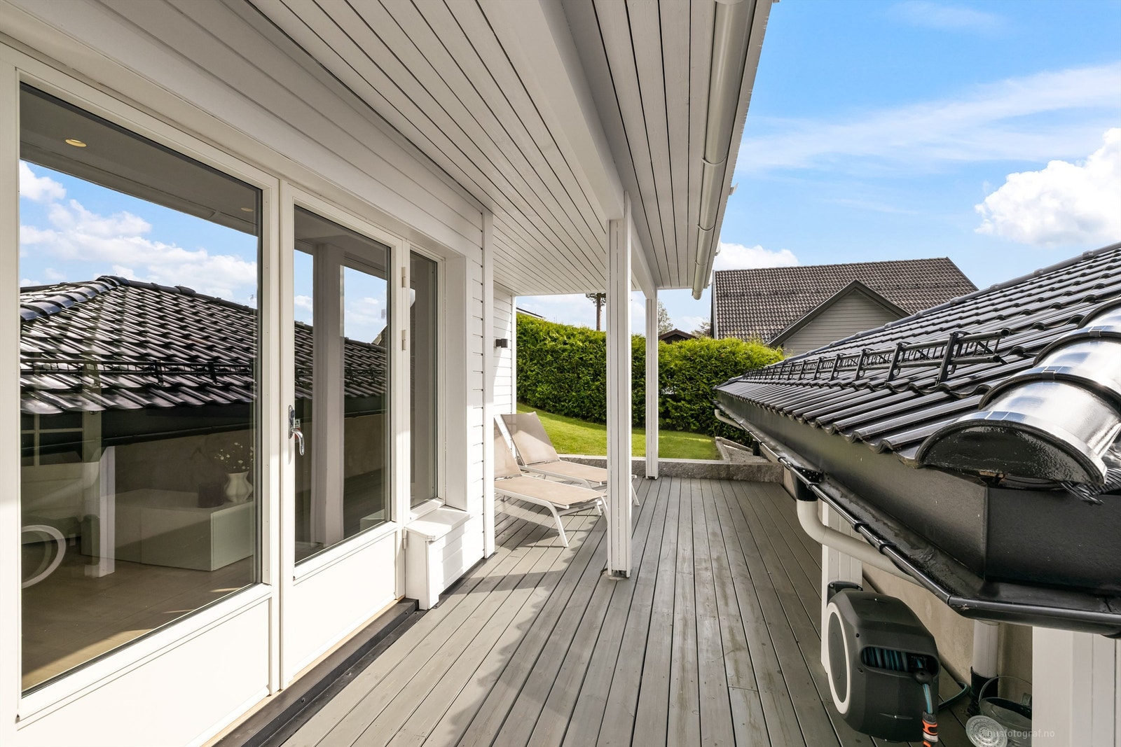 Hyggelig overbygget terrasse på ca. 54 kvm i tilknytning til inngangspartiet/stuen i underetasjen Galleribilde