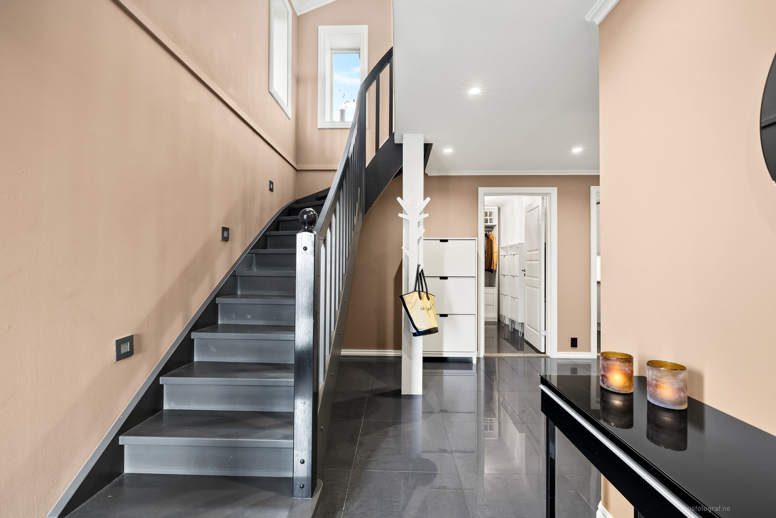 Gang med trappegang til 1. etasje Galleribilde