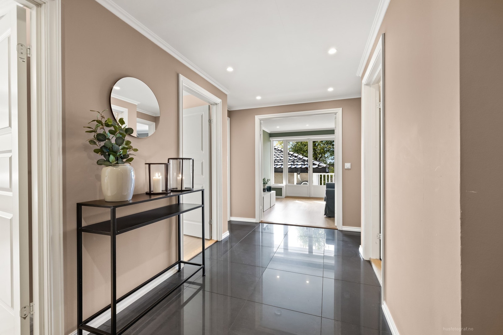 Gang med fliser på gulv, malte vegger og malt himling Galleribilde