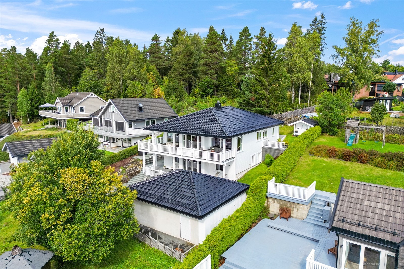 Parkering i frittstående dobbelgarasje på ca. 39 kvm med el-billader fra 2022 Galleribilde