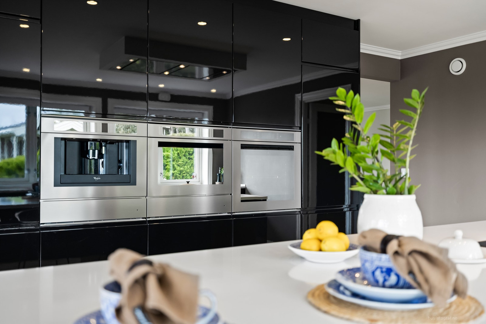 Underskap og høyskap i sort utførelse Galleribilde