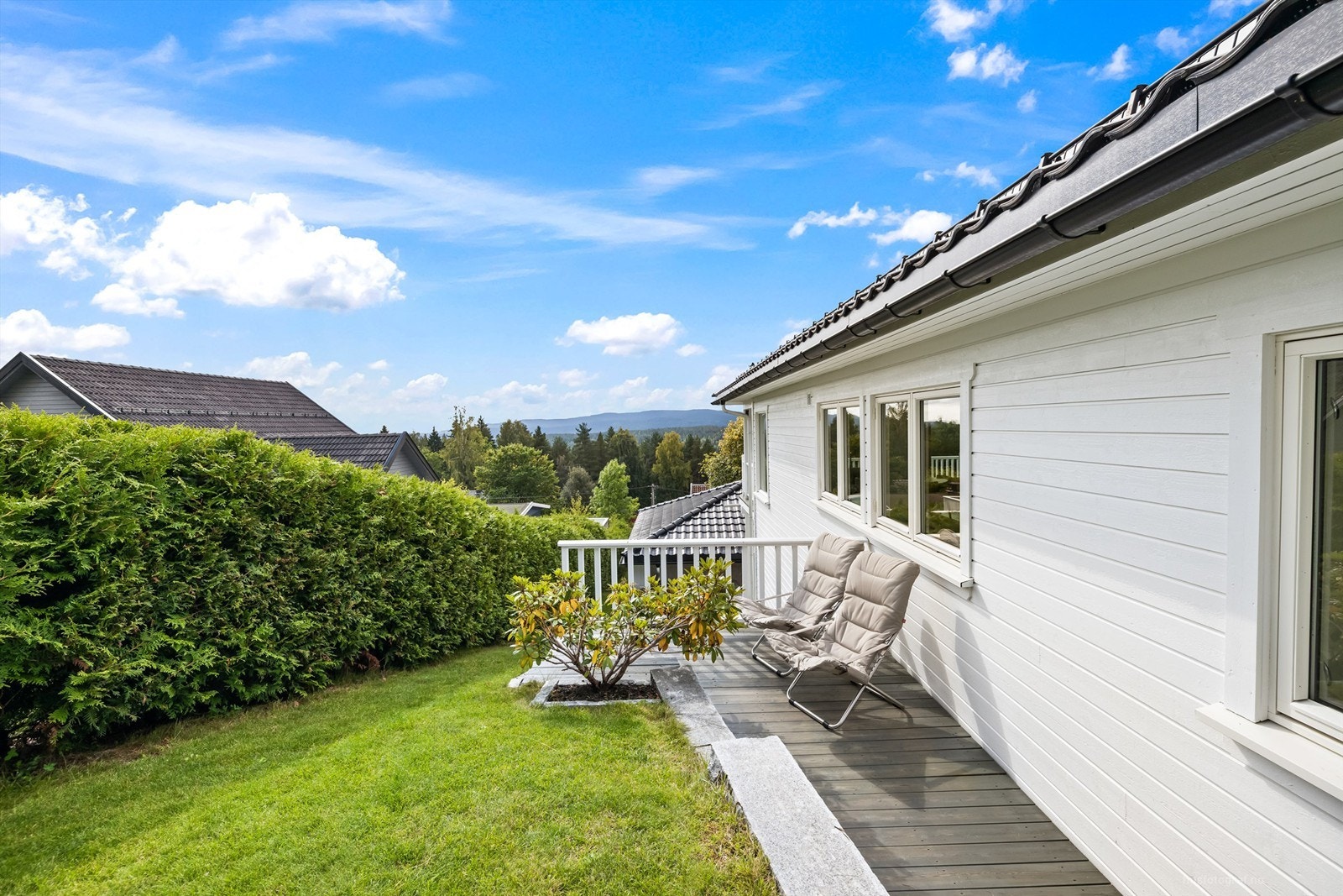 Flere solrike uteplasser rundt boligen Galleribilde