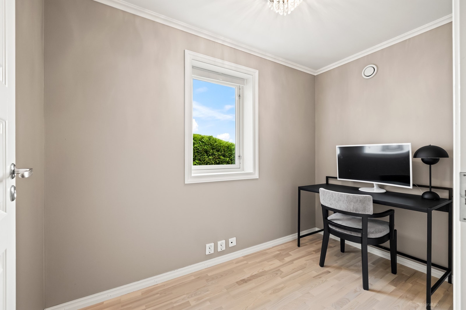 Kontor med parkett på gulv, malte vegger og malt himling Galleribilde