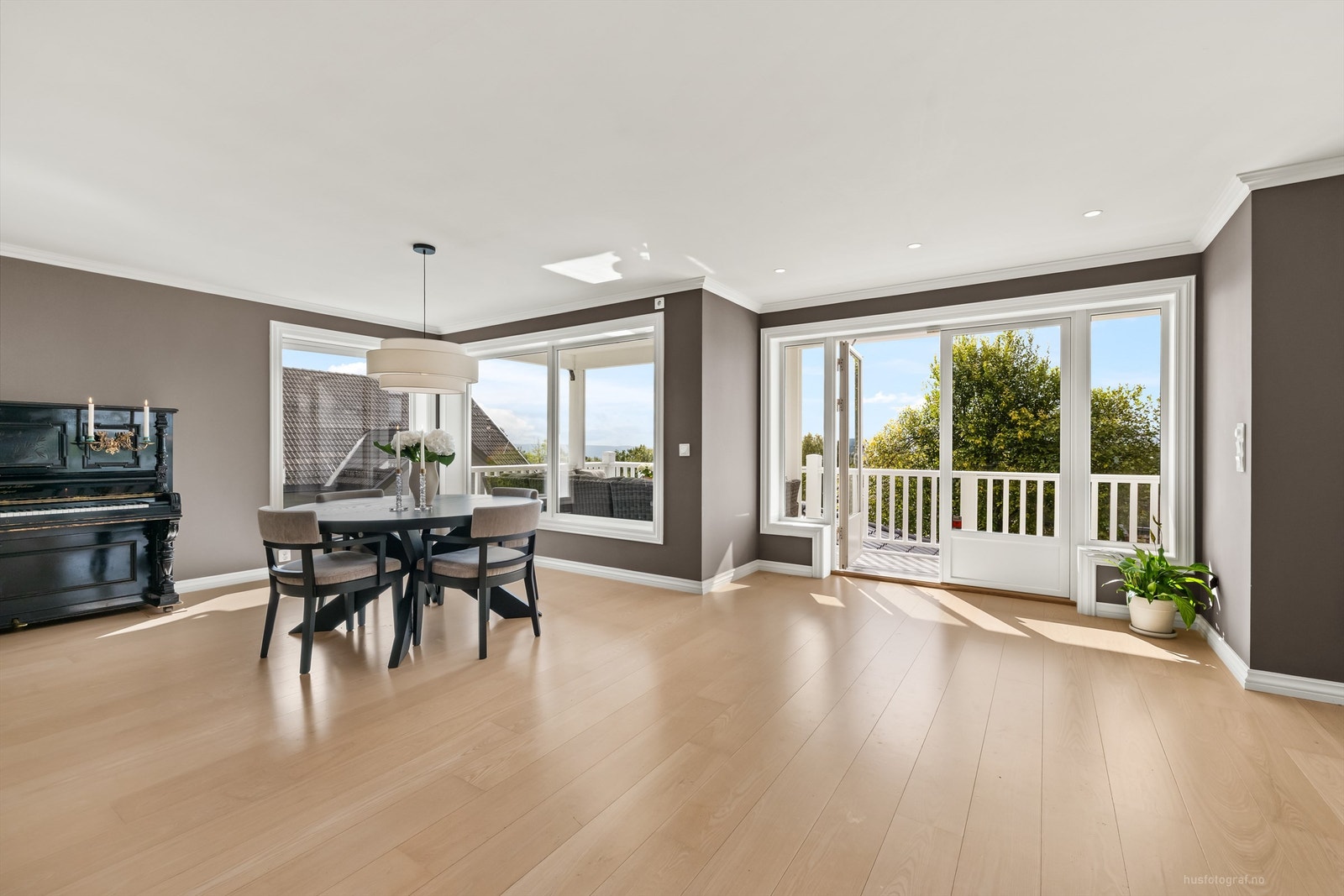 Rommet har store vindusflater langs flere yttervegger som gir godt med naturlig lys Galleribilde