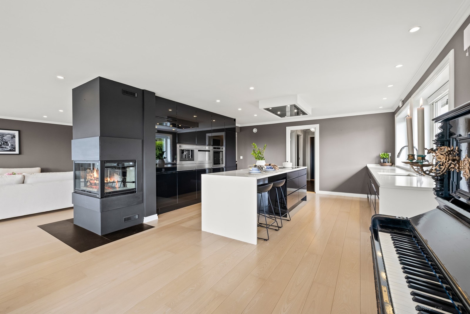 Flott Innmurt peisinnsats plassert sentralt i rommet Galleribilde