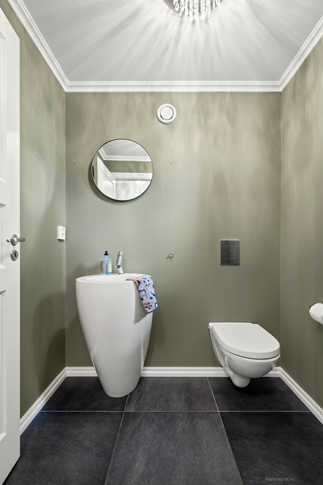 Praktisk ekstra wc-rom med gulvstående søyleservant og vegghengt toalett Galleribilde