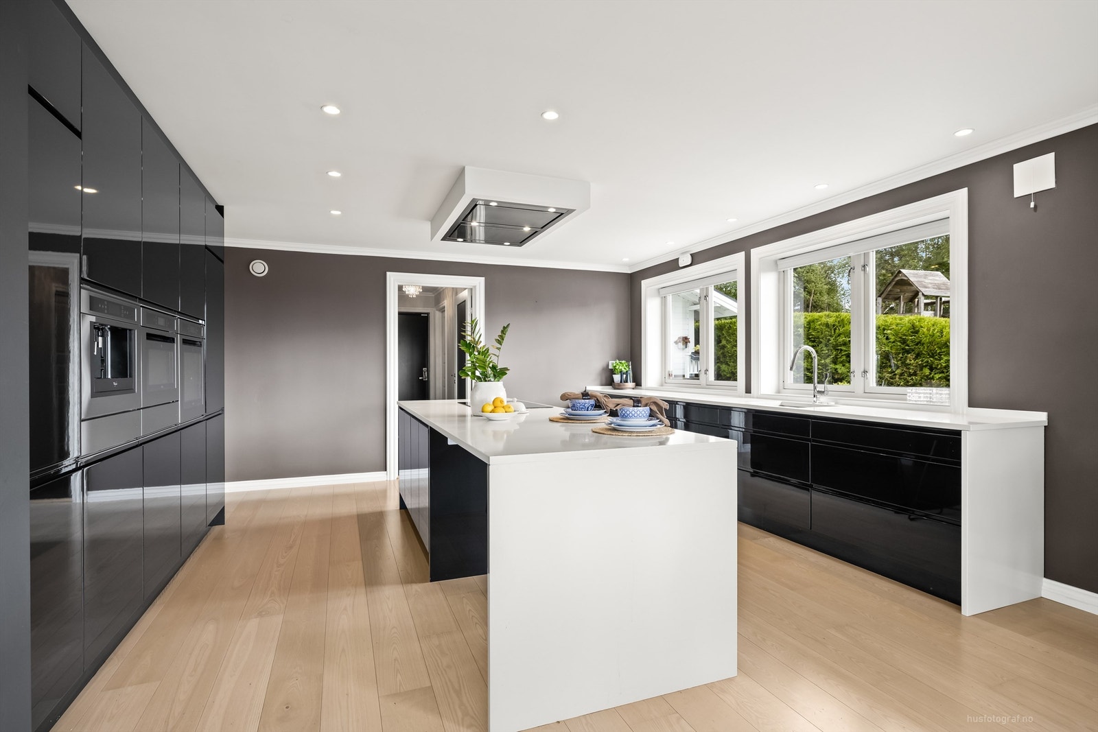 Kjøkkenet er velutstyrt og har helintegrerte hvitevarer Galleribilde