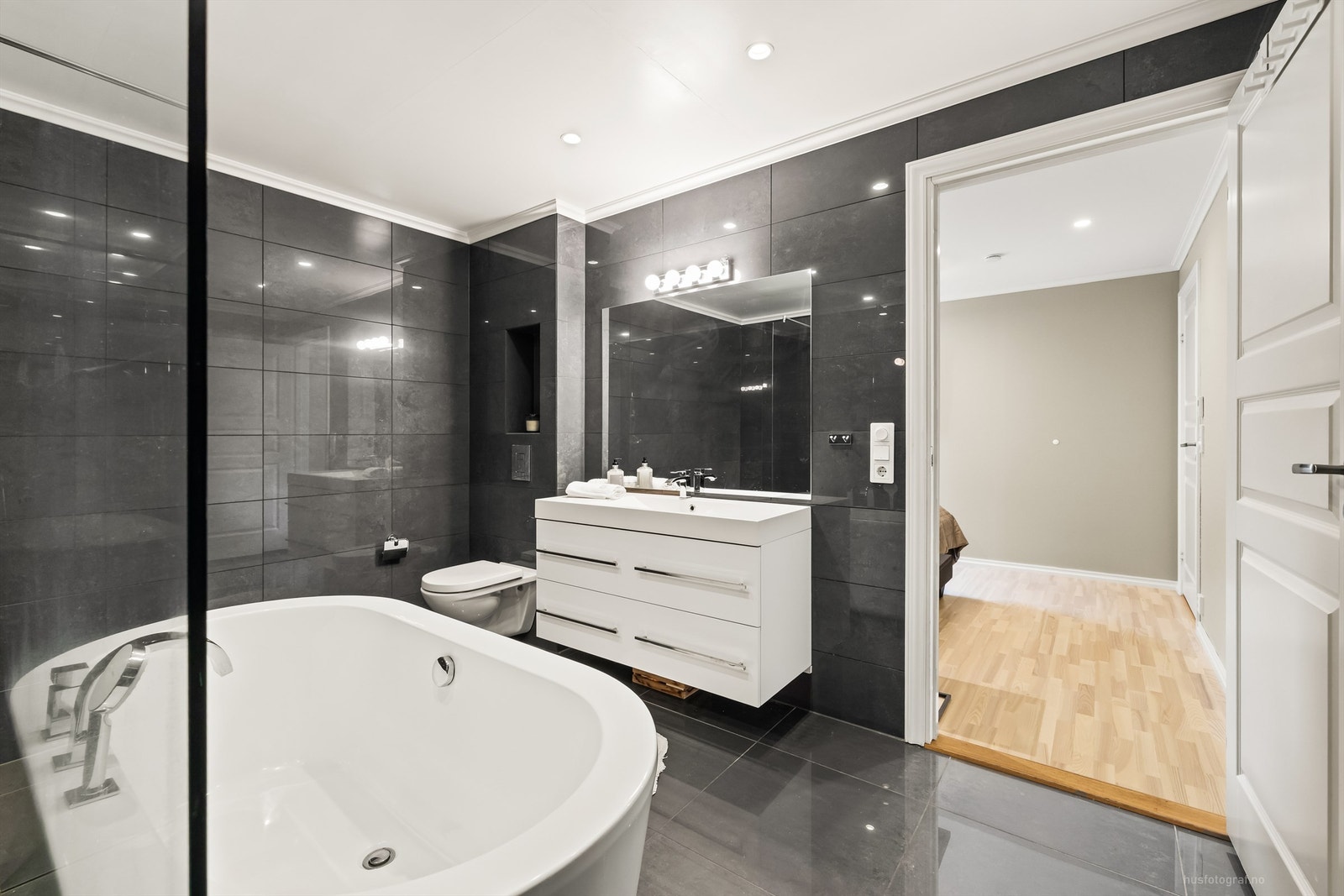 Lekkert og romslig bad 2 med direkte tilgang til soverom 1 (hovedsoverom) og walk-in Galleribilde