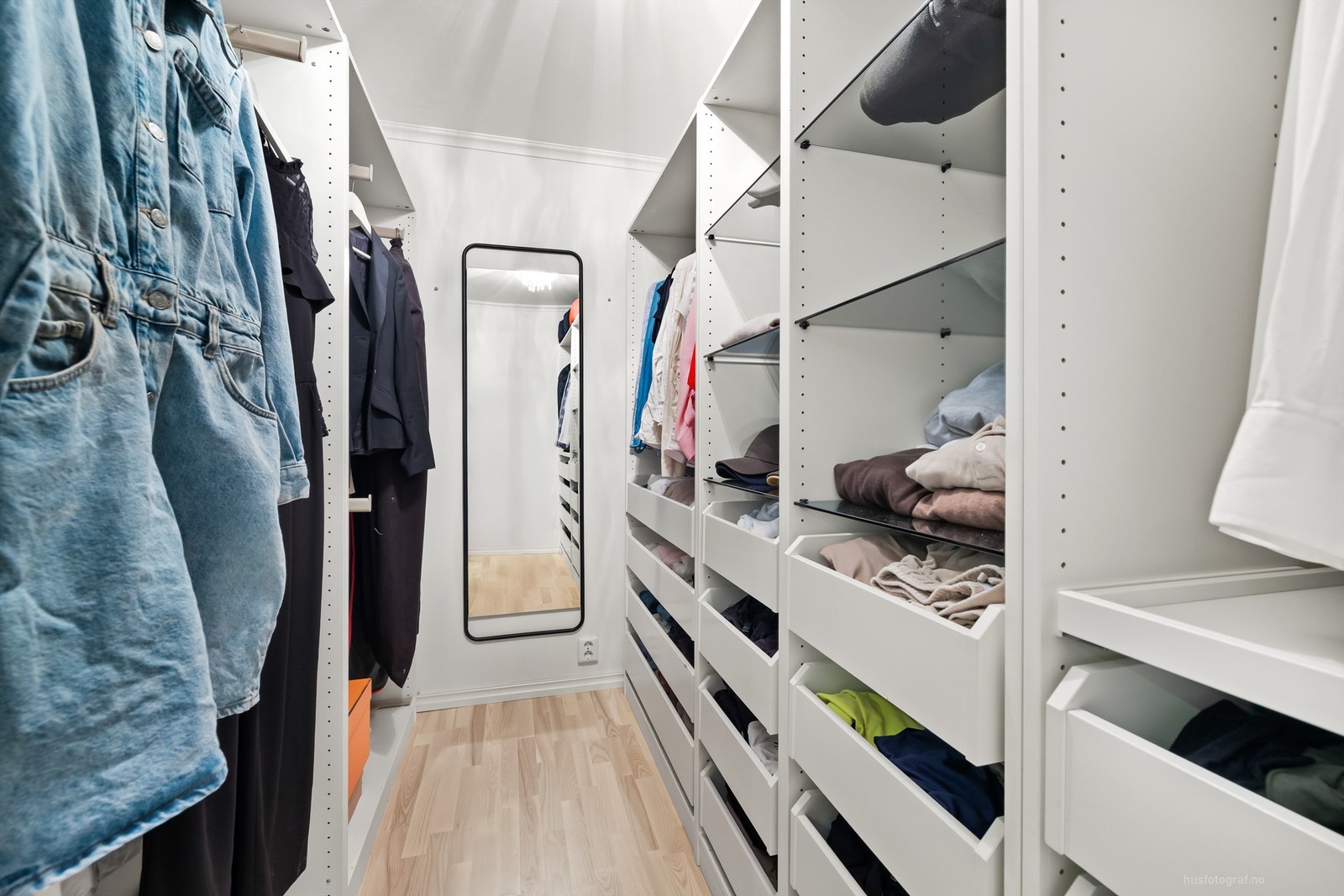 Walk-in med åpen garderobeløsning i hvit og glatt utførelse Galleribilde