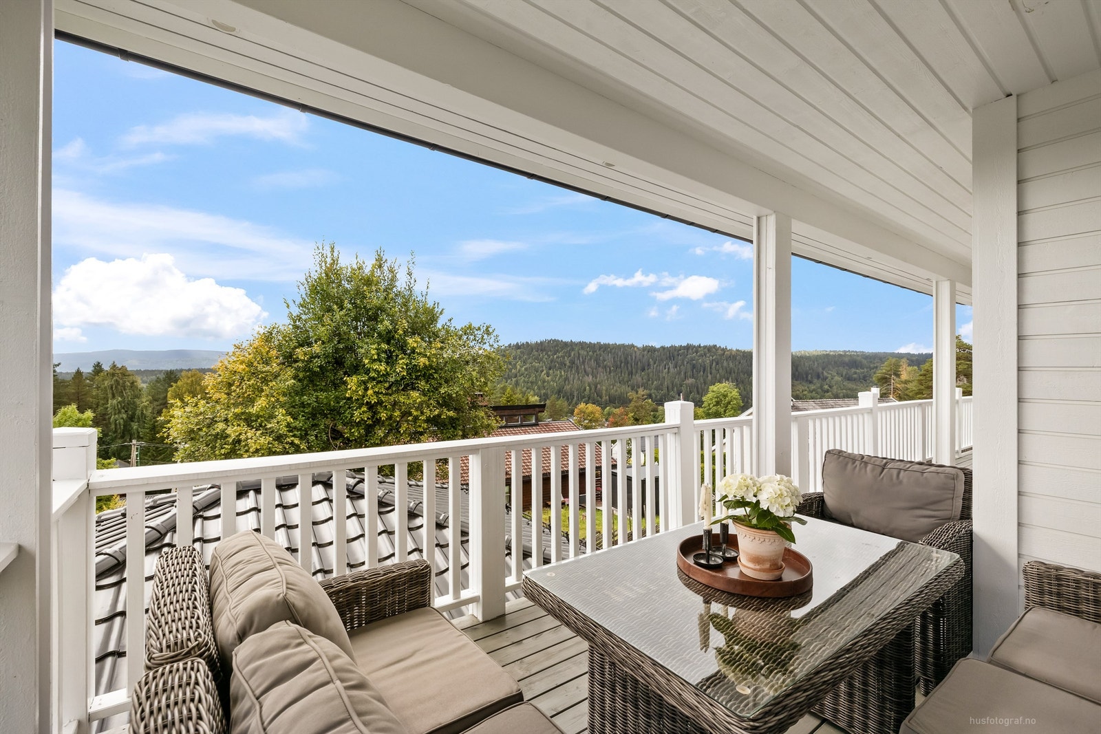 Sol fra ca. kl. 07.00 til 21.00 (midtsommerstid) iflg. selger Galleribilde