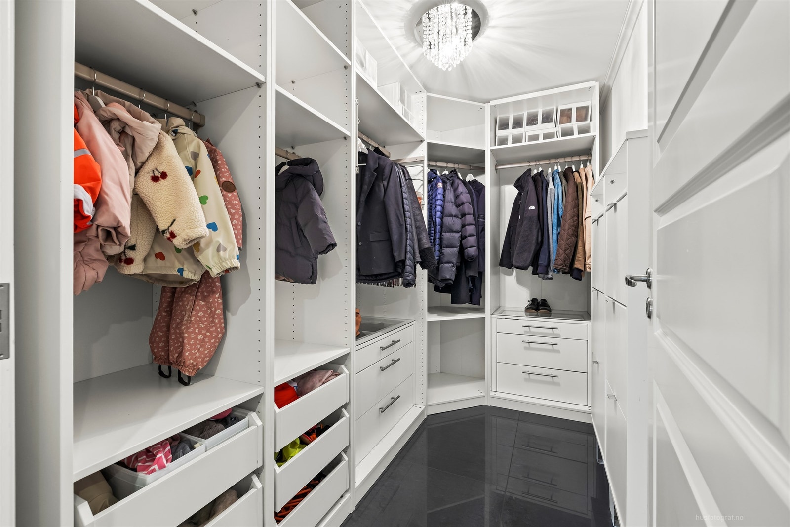 Bod med åpen garderobeløsning i hvit og glatt utførelse Galleribilde