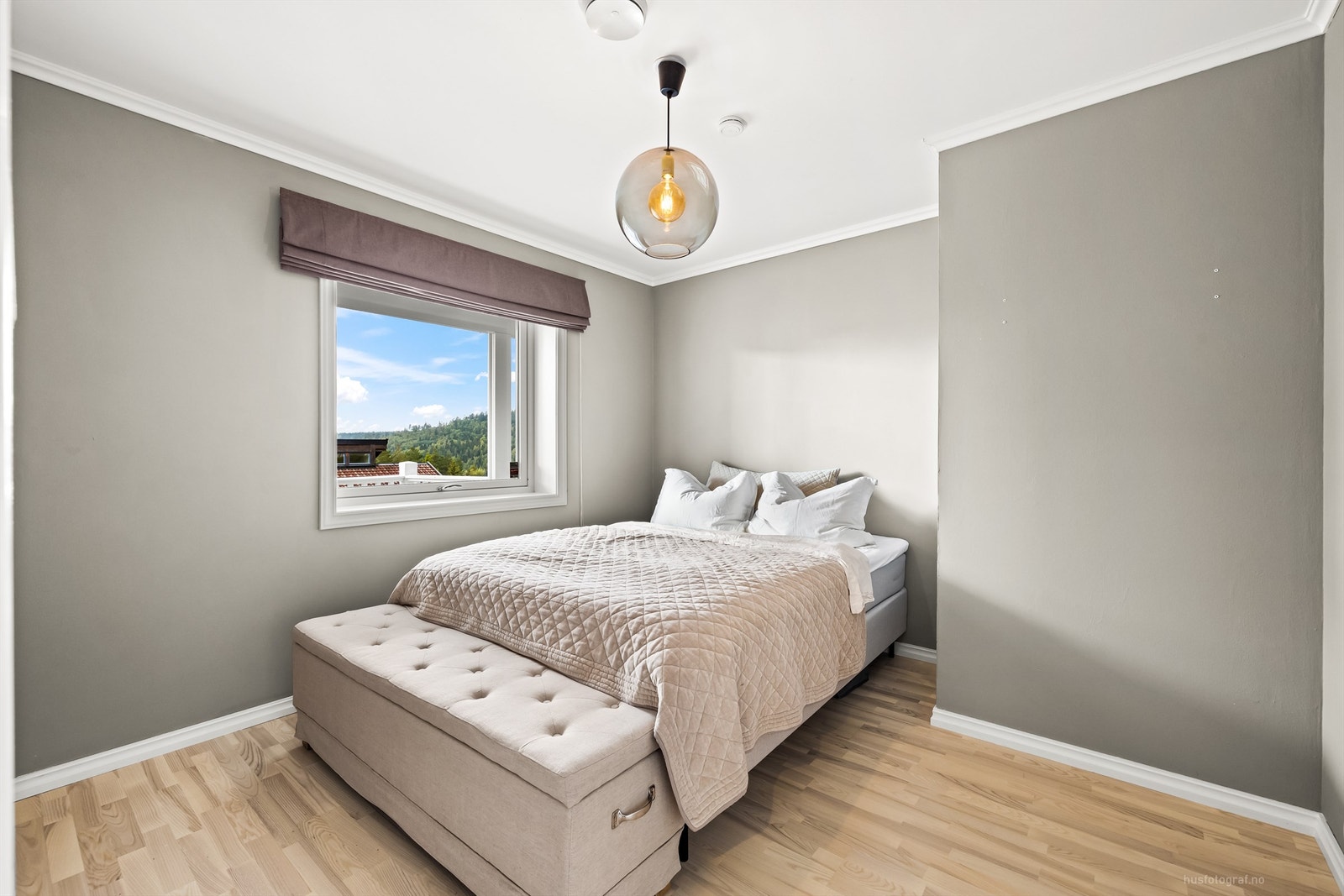 Soverom 4 med parkett på gulv, malte vegger og malt himling Galleribilde