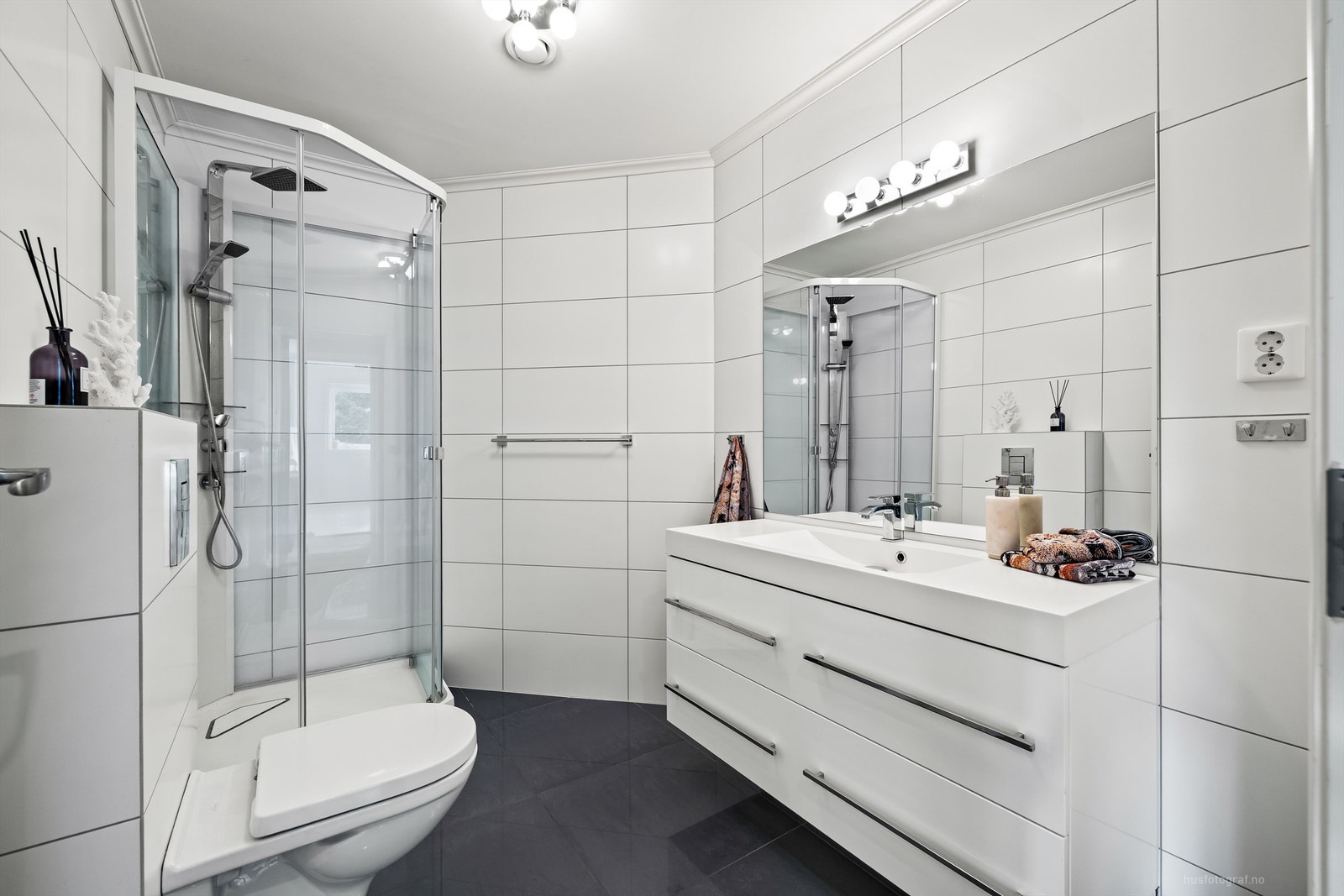 Flislagt bad 1 med dusjkabinett som har regnfallsdusj Galleribilde